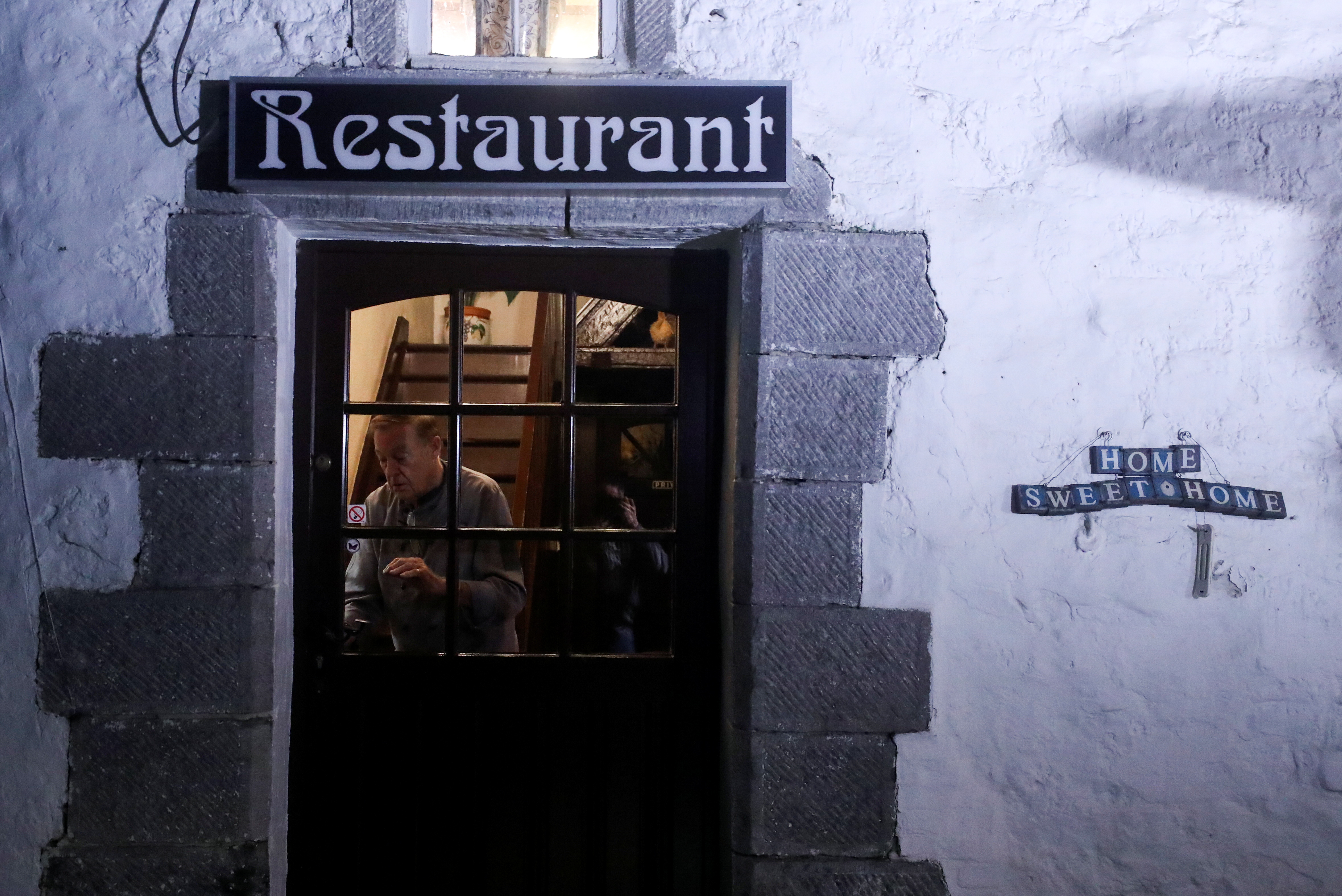 2020-10-18T232959Z_1871728228_RC2BLJ97GZCE_RTRMADP_3_HEALTH-CORONAVIRUS-BELGIUM-RESTAURANTS