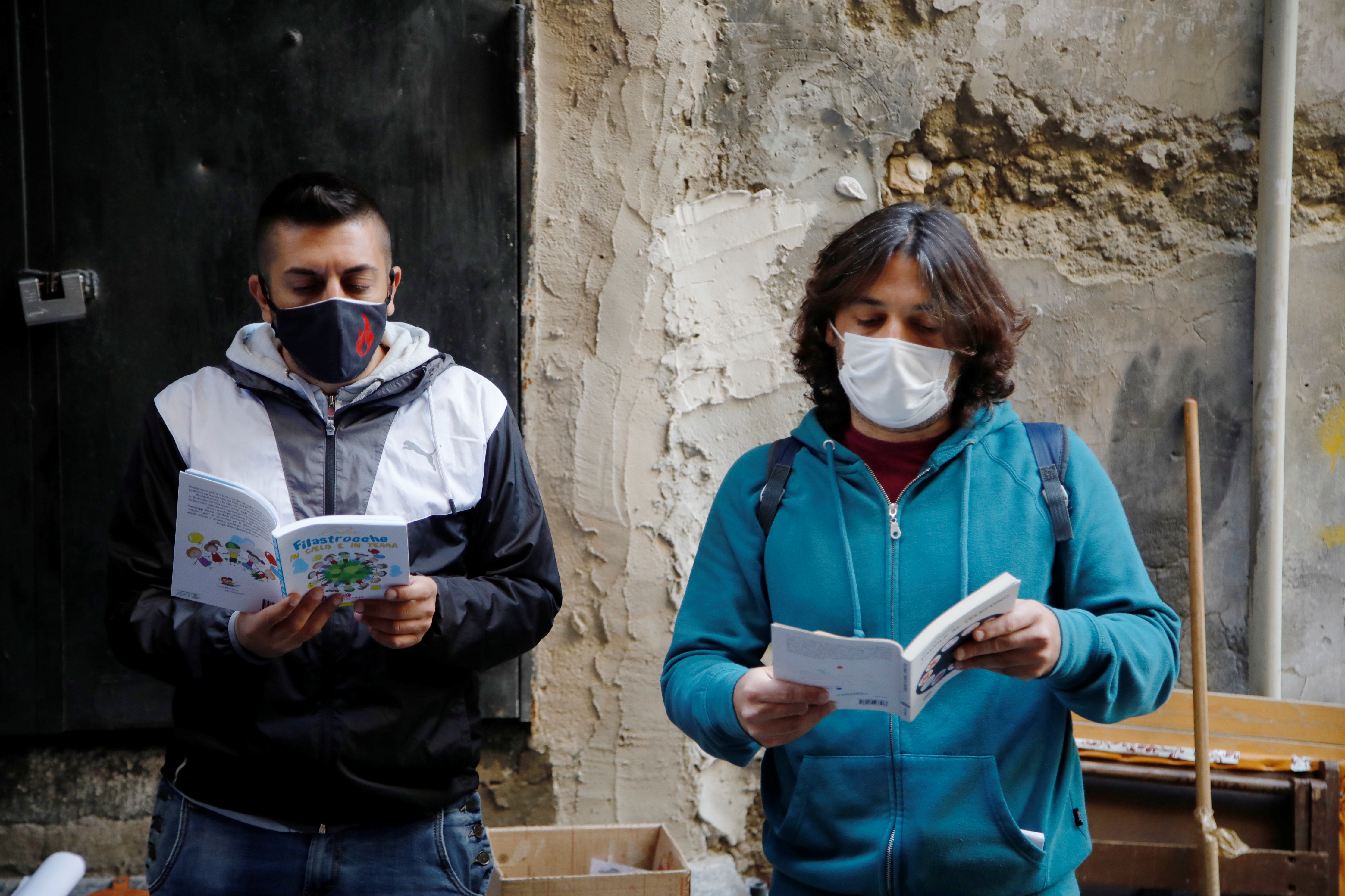 2020-10-21T101128Z_1193303710_RC2YMJ903RXJ_RTRMADP_3_HEALTH-CORONAVIRUS-ITALY-TEACHER