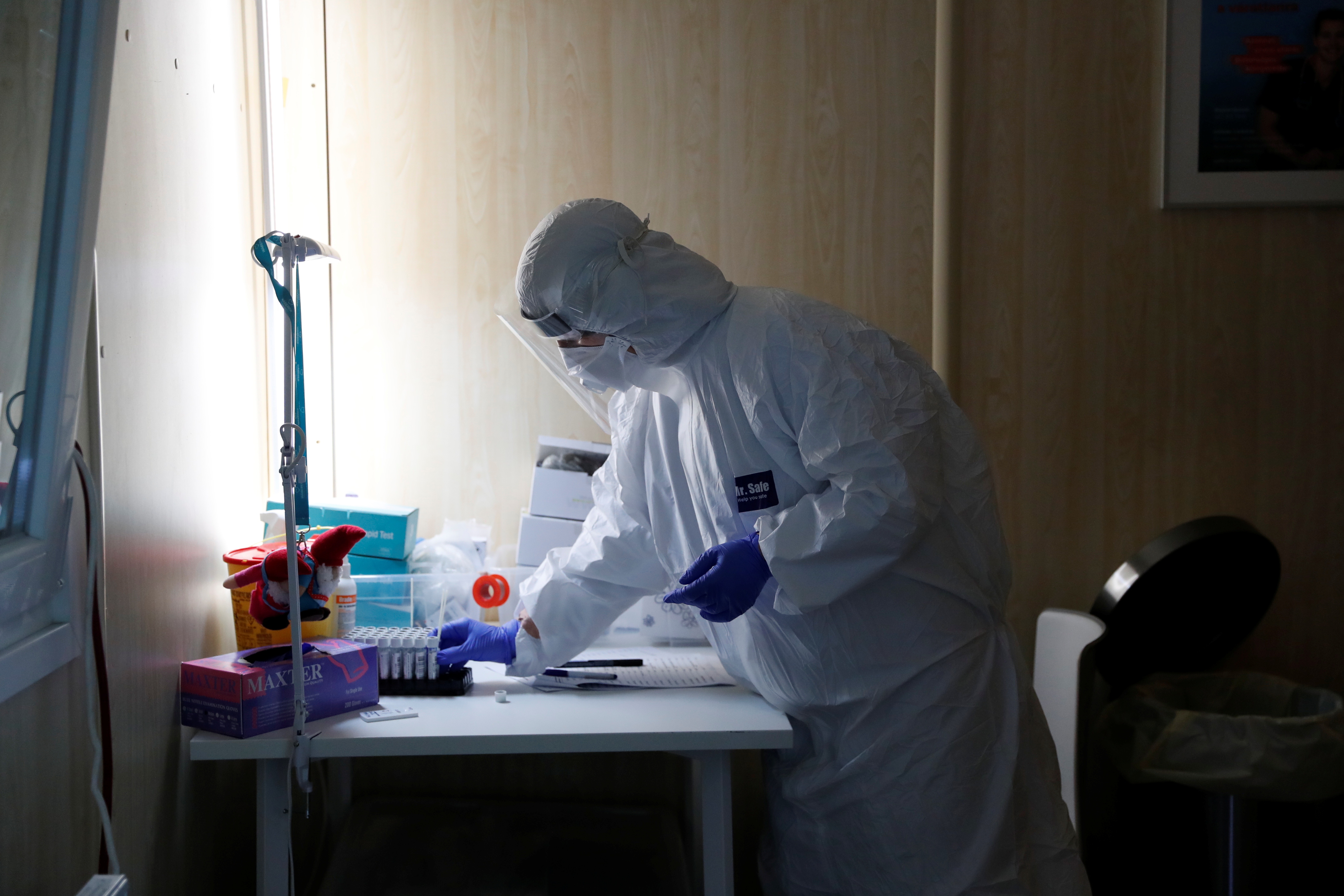 2020-10-27T104611Z_219729781_RC2YQJ9LNKX2_RTRMADP_3_HEALTH-CORONAVIRUS-HUNGARY