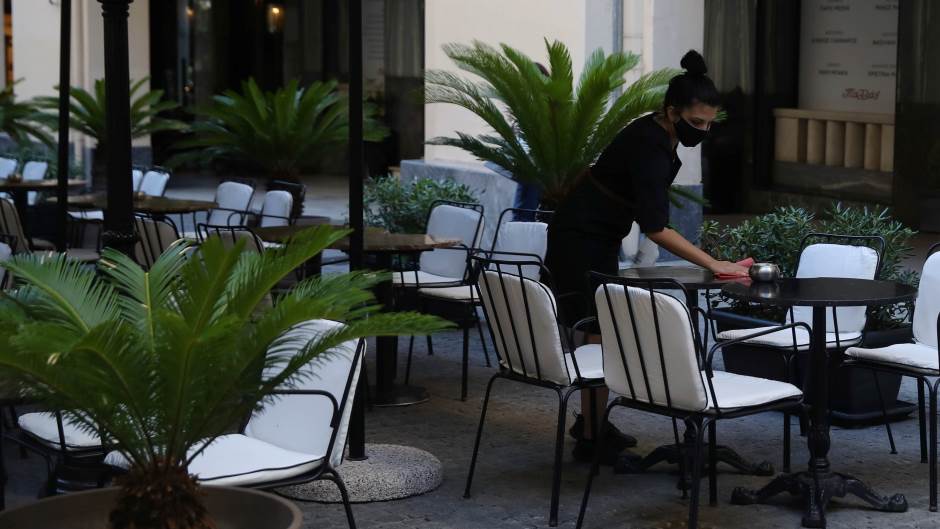 2020-10-31T102628Z_508718972_RC2MTJ9L0M02_RTRMADP_3_HEALTH-CORONAVIRUS-GREECE