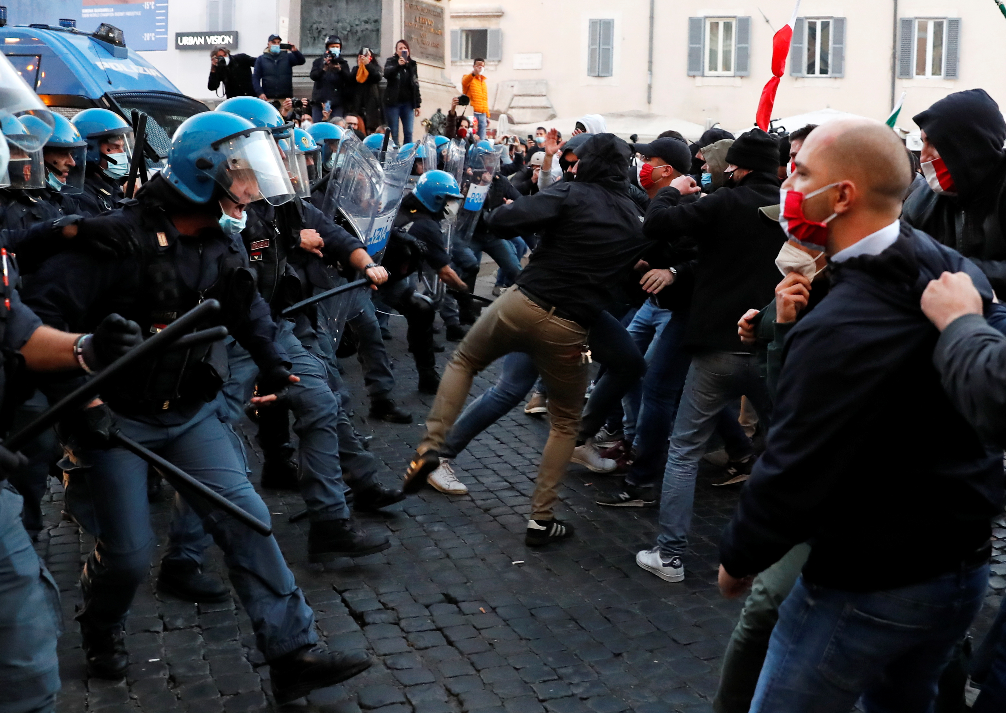 2020-10-31T163436Z_1669104903_RC2STJ95E1EP_RTRMADP_3_HEALTH-CORONAVIRUS-ITALY