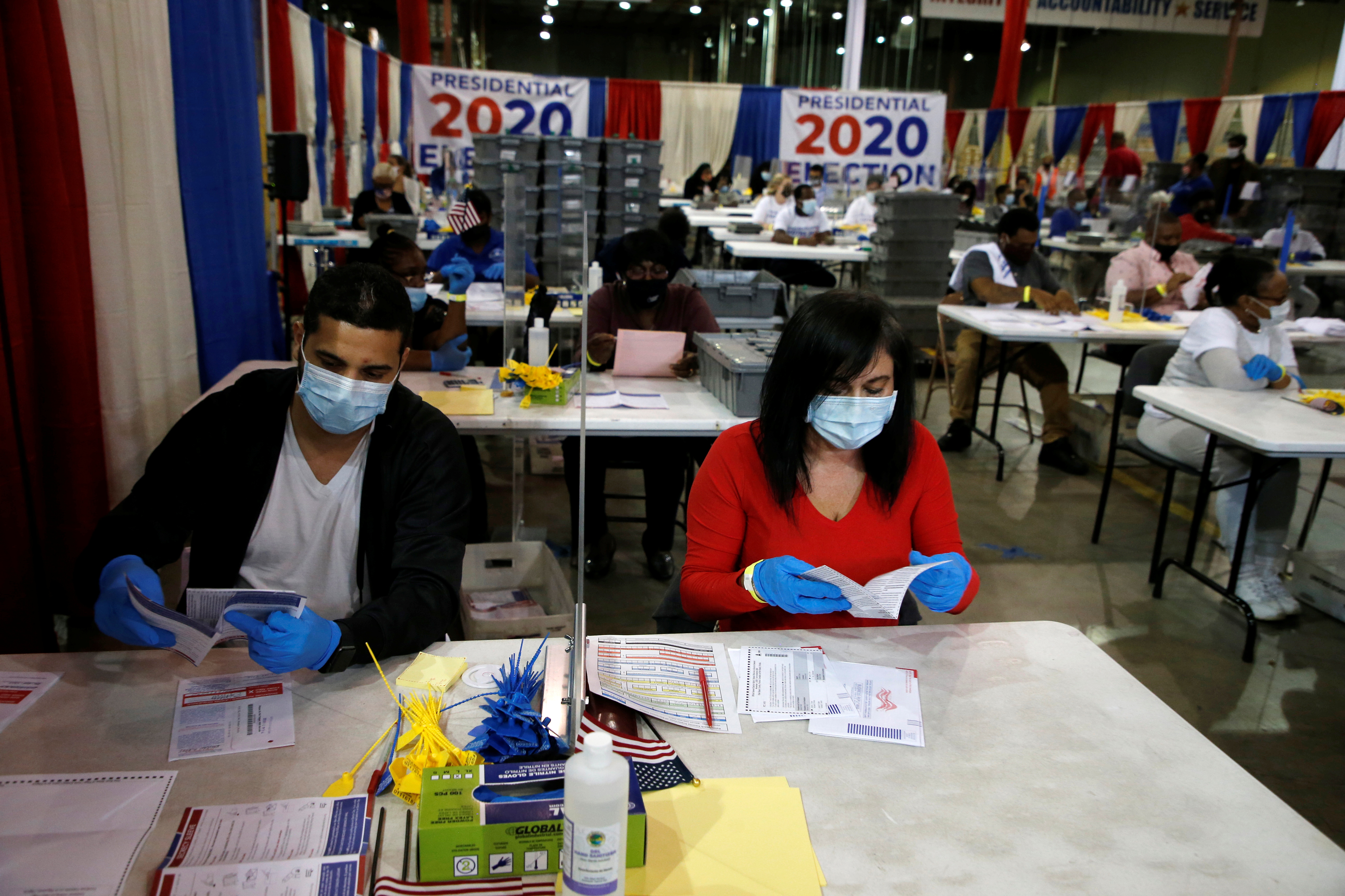 2020-11-03T235221Z_501708564_RC2ZVJ9ZJ9I1_RTRMADP_3_USA-ELECTION-FLORIDA