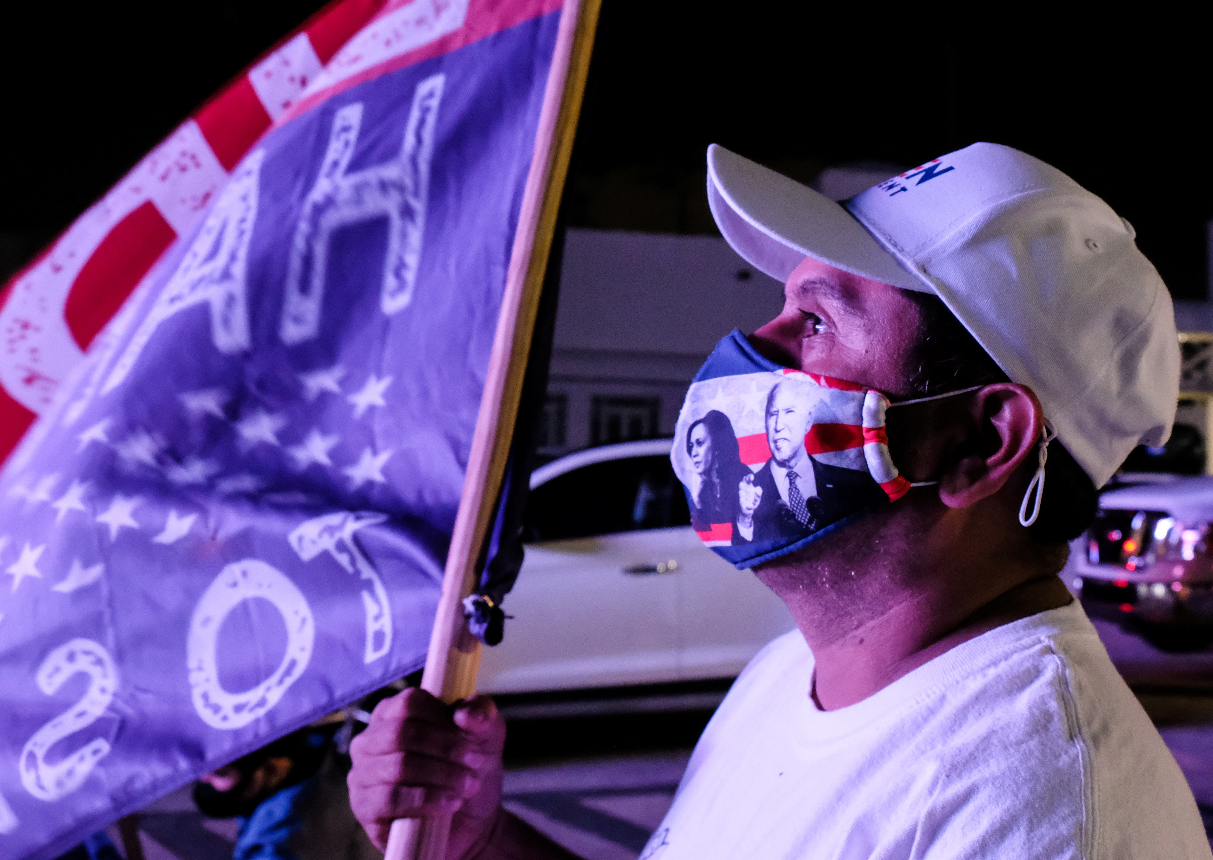 2020-11-04T035506Z_1826581788_RC23WJ9K3GFJ_RTRMADP_3_USA-ELECTION-FLORIDA