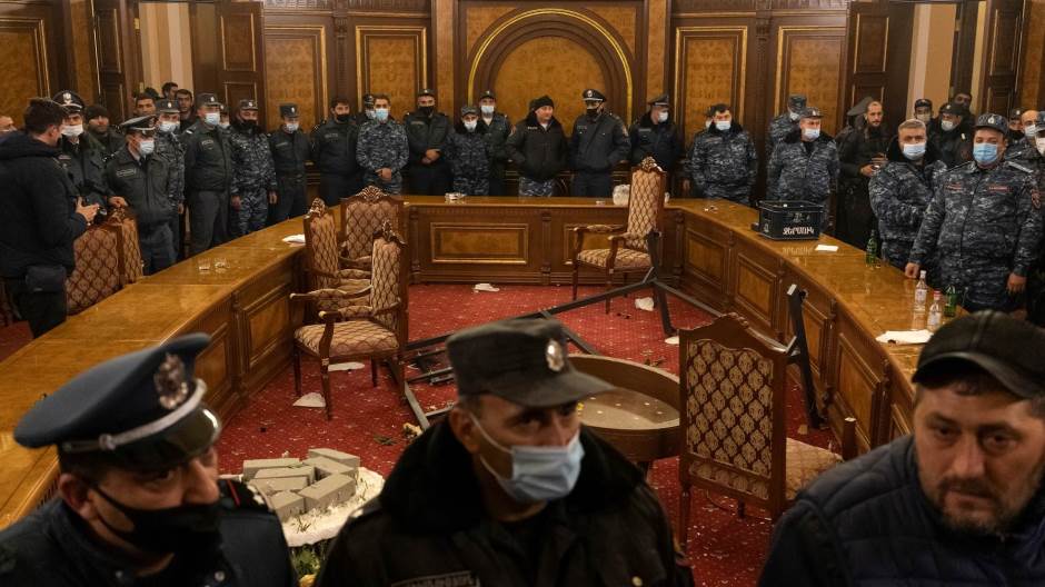 2020-11-10T024459Z_899975336_RC220K94WX8S_RTRMADP_3_ARMENIA-AZERBAIJAN