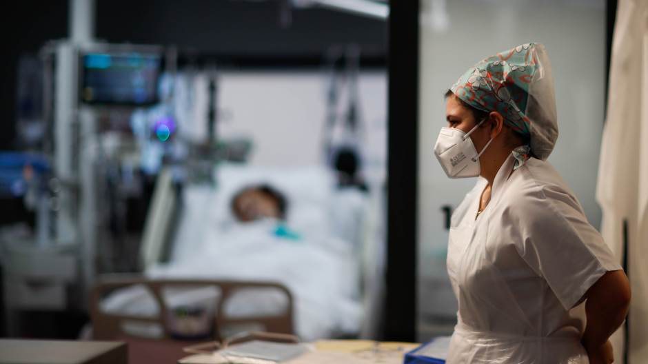 2020-11-17T141904Z_866752197_RC225K9EYZ45_RTRMADP_3_HEALTH-CORONAVIRUS-FRANCE-HOSPITAL