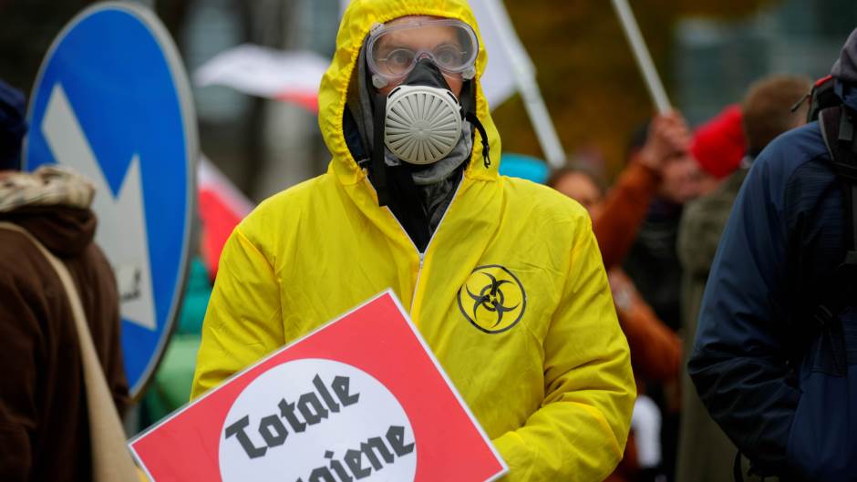 2020-11-28T135509Z_1589741220_RC2CCK9KOOFW_RTRMADP_3_HEALTH-CORONAVIRUS-GERMANY-PROTEST