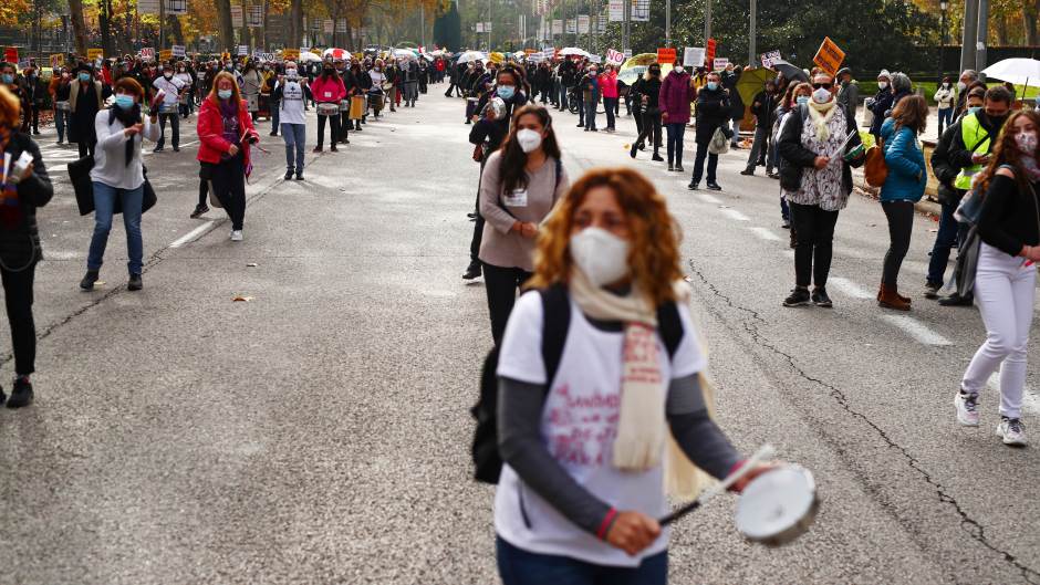 2020-11-29T115758Z_149481996_RC2ZCK9FOLYU_RTRMADP_3_HEALTH-CORONAVIRUS-SPAIN-PROTESTS