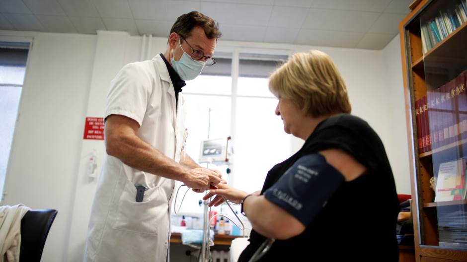 2020-12-16T082909Z_1682893408_RC28OK9IYD6O_RTRMADP_3_HEALTH-CORONAVIRUS-FRANCE-LONG