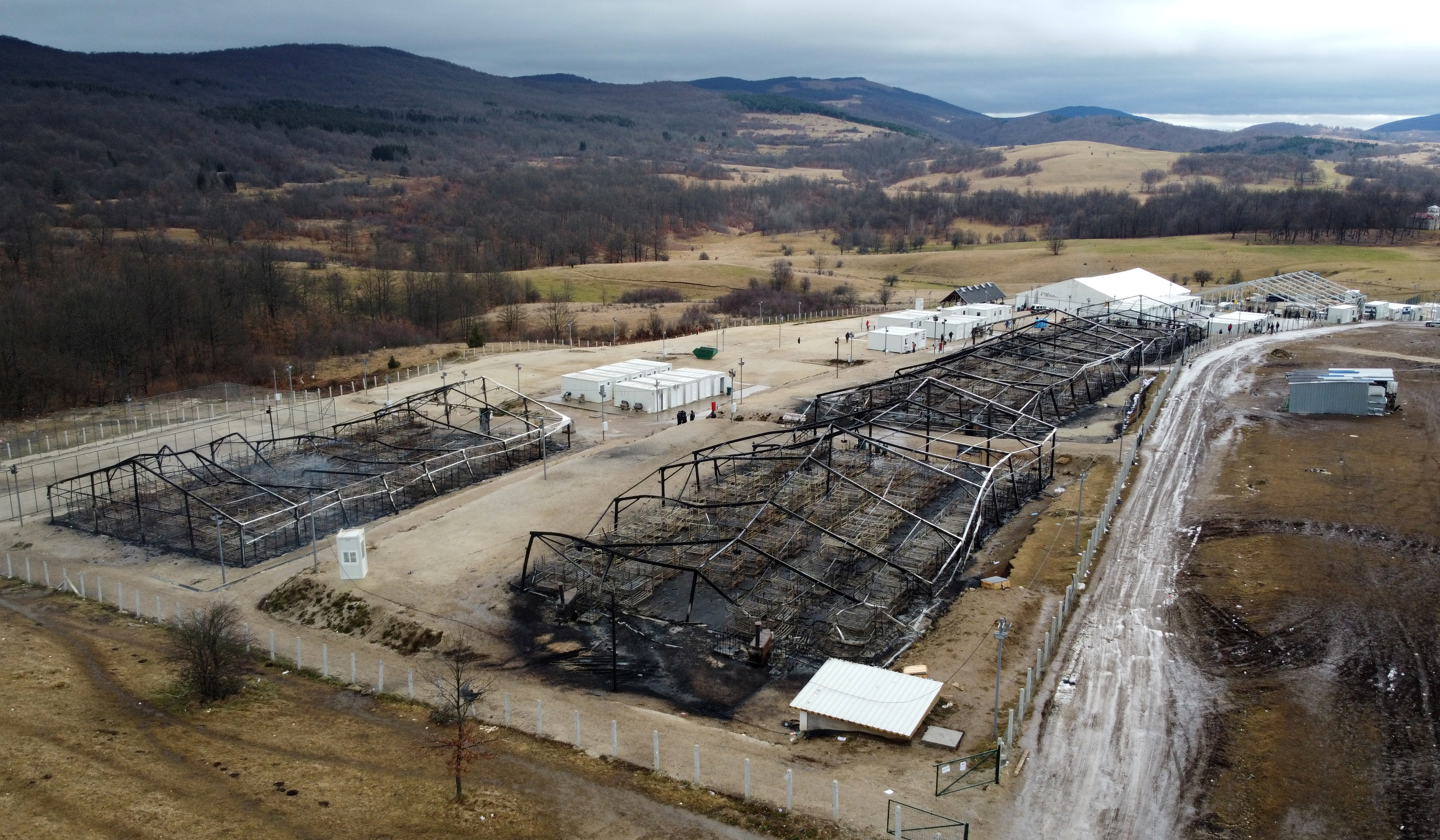 2020-12-24T094839Z_426633182_RC2LTK9P9UG5_RTRMADP_3_EUROPE-MIGRANTS-BOSNIA-AFTERMATH