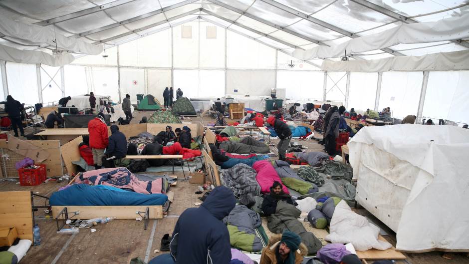 2020-12-27T145126Z_906907355_RC2QVK929BPY_RTRMADP_3_EUROPE-MIGRANTS-BOSNIA-SNOW