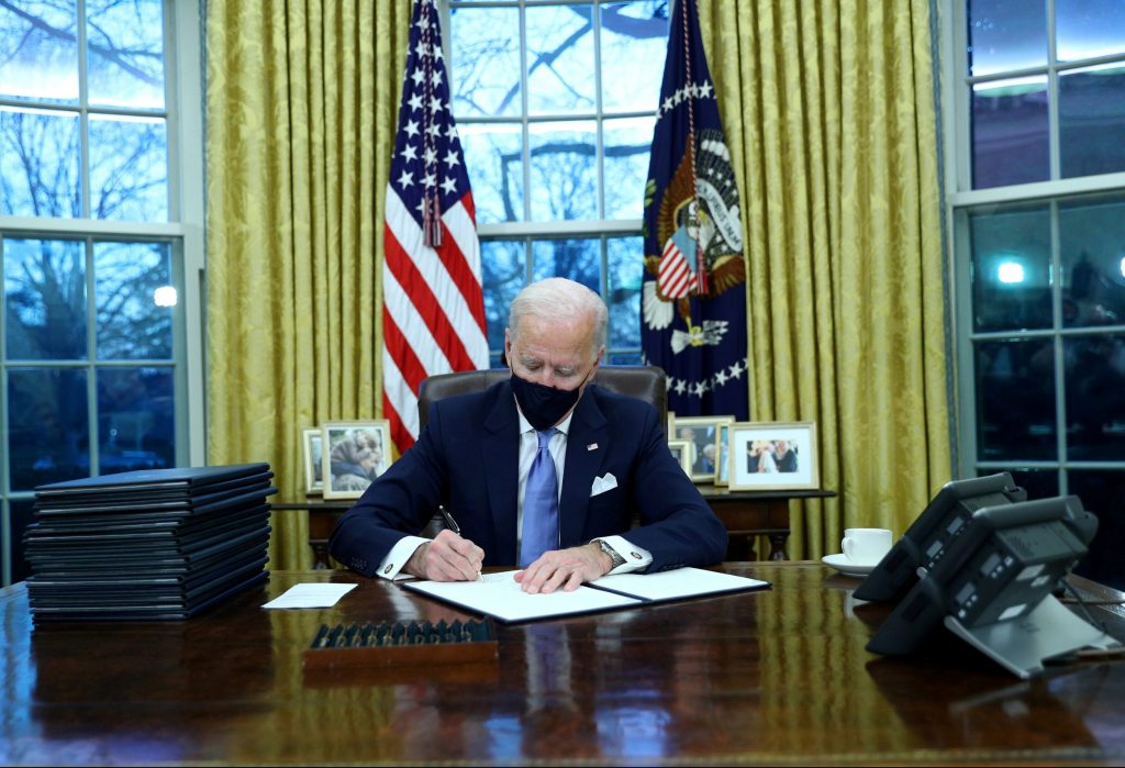 2021-01-21T021459Z_1081448286_RC22CL9SOJIN_RTRMADP_3_USA-BIDEN-MASKS-scaled-e1611210266731-1024x699