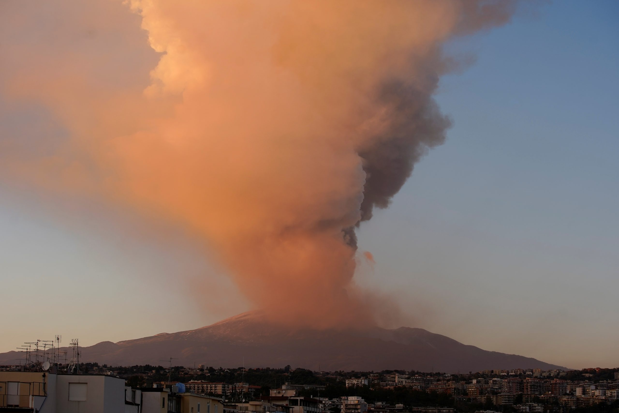 2021-02-16T170918Z_1102849412_RC2TTL9EOG33_RTRMADP_3_ITALY-ETNA-scaled.jpg