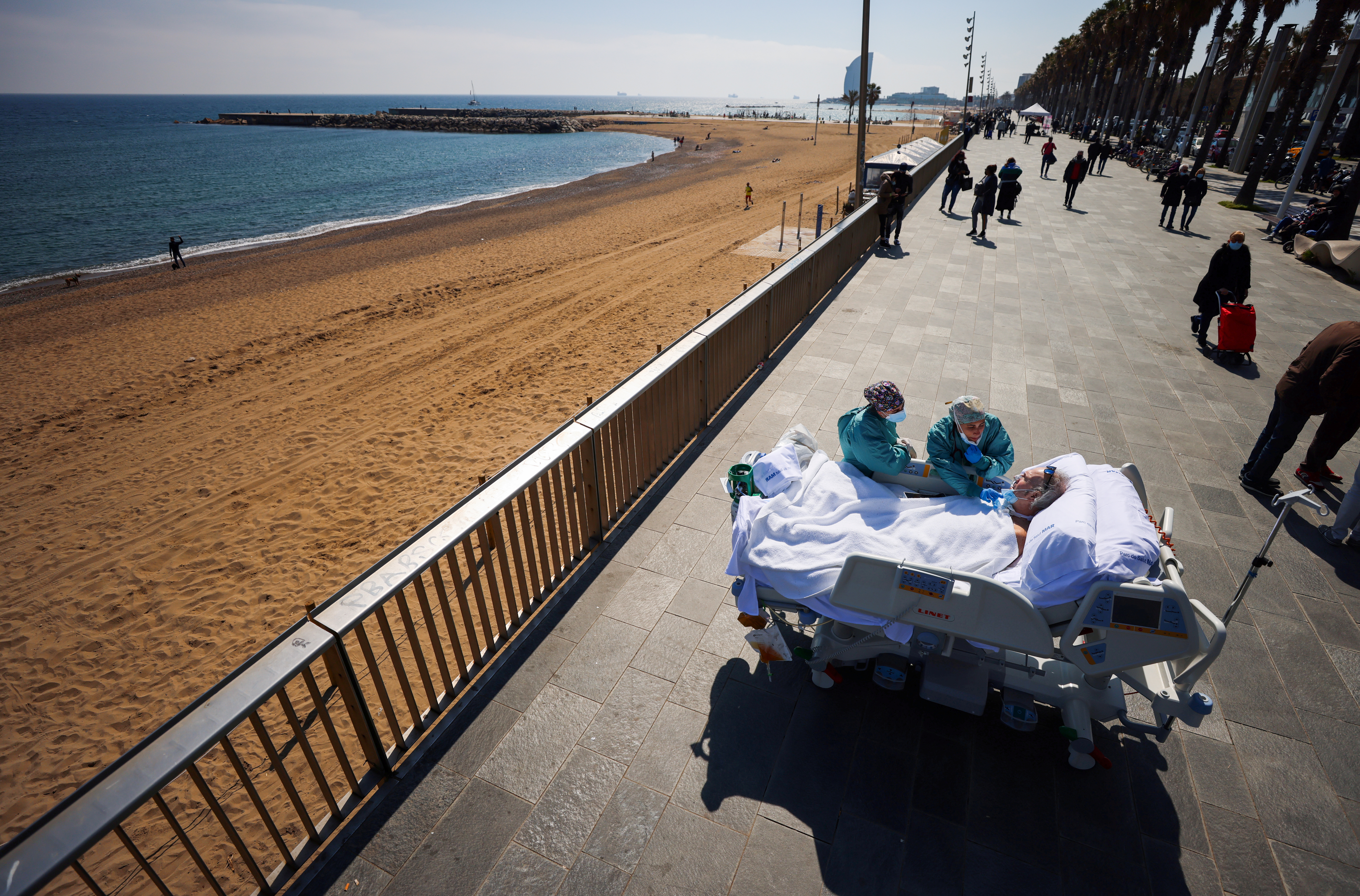 Barcelona Hospital del Mar takes COVID-19 ICU survivor to beachside for "sea therapy