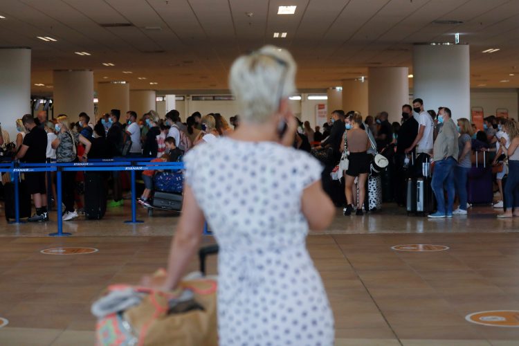 2021-06-07T111847Z_2104042678_RC2LVN97O815_RTRMADP_3_HEALTH-CORONAVIRUS-BRITAIN-TRAVEL-750x500