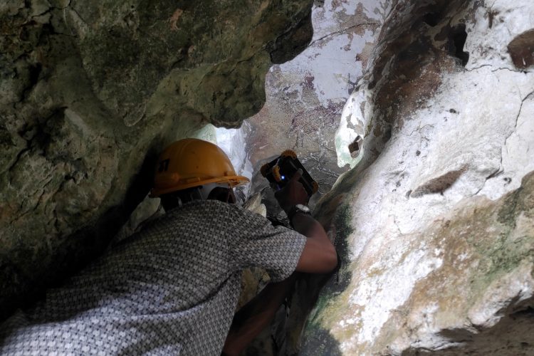 2021-06-10T010034Z_1875504918_RC2AON91D8JJ_RTRMADP_3_CLIMATE-CHANGE-INDONESIA-CAVE-750x500
