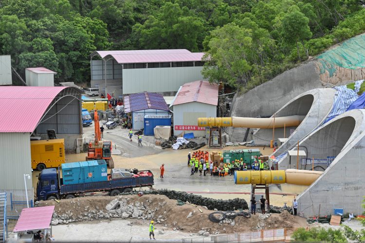 2021-07-16T075051Z_2039242594_RC2JLO9VLGQ7_RTRMADP_3_CHINA-ACCIDENT-TUNNEL-750x500