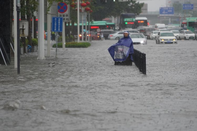 2021-07-20T101248Z_1902328483_RC23OO9HVPUK_RTRMADP_3_CHINA-WEATHER-HENAN-750x500