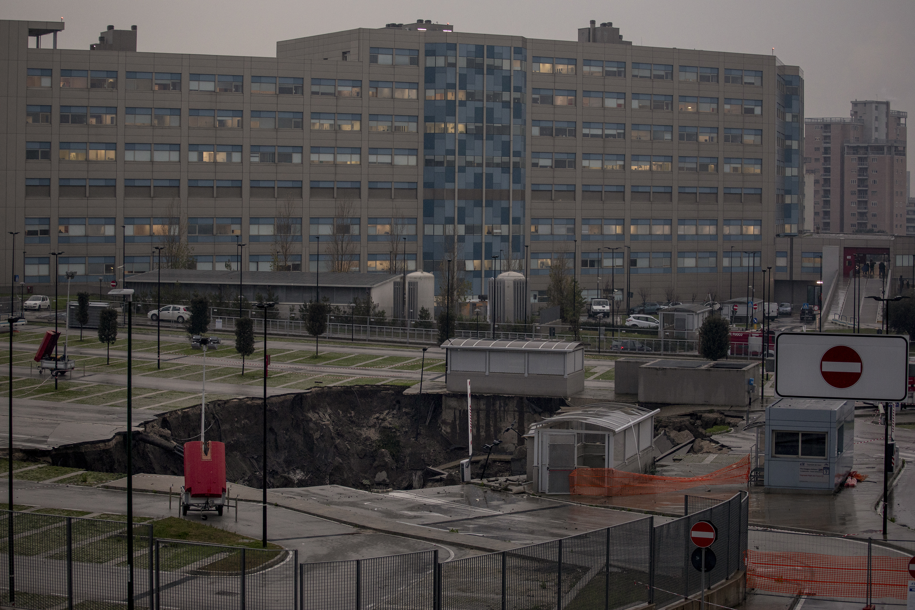 Italija: Pojavila se ogromna rupa ispred bolnice u Napulju