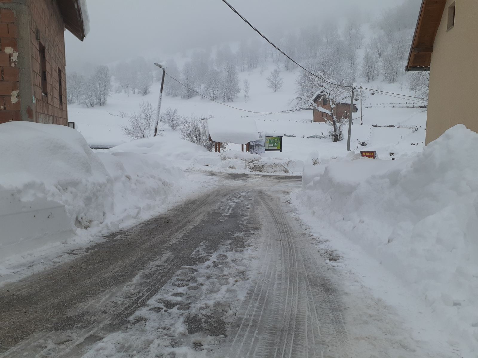 Borba sa sniježnim nanosima u Trnovu: Uz velike napore probijeni putevi do sela na Bjelašnici,