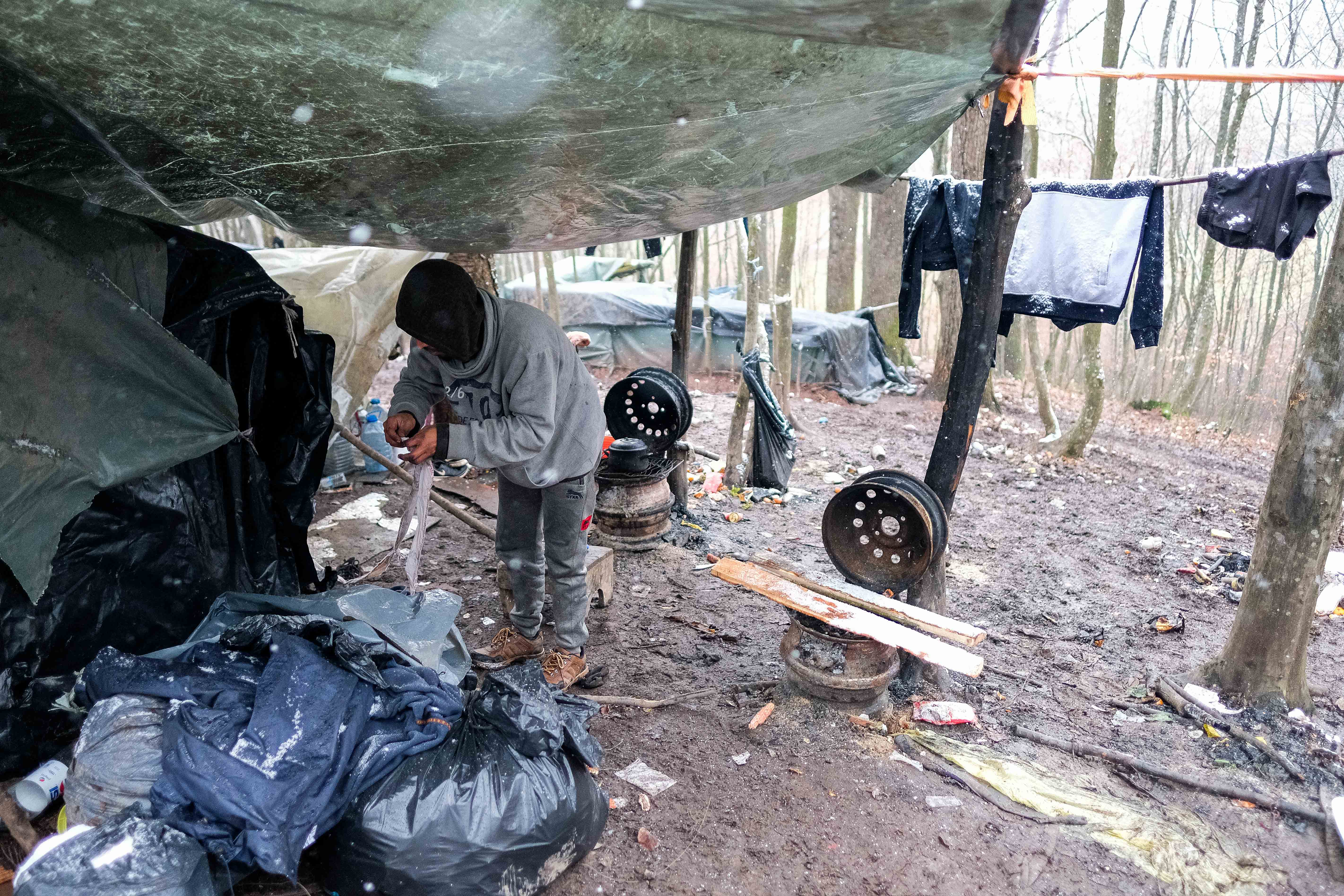 BiH: Migranti u šumi kod Velike Kladuše u teškom stanju, snijeg i niske temperature donijeli nove probleme