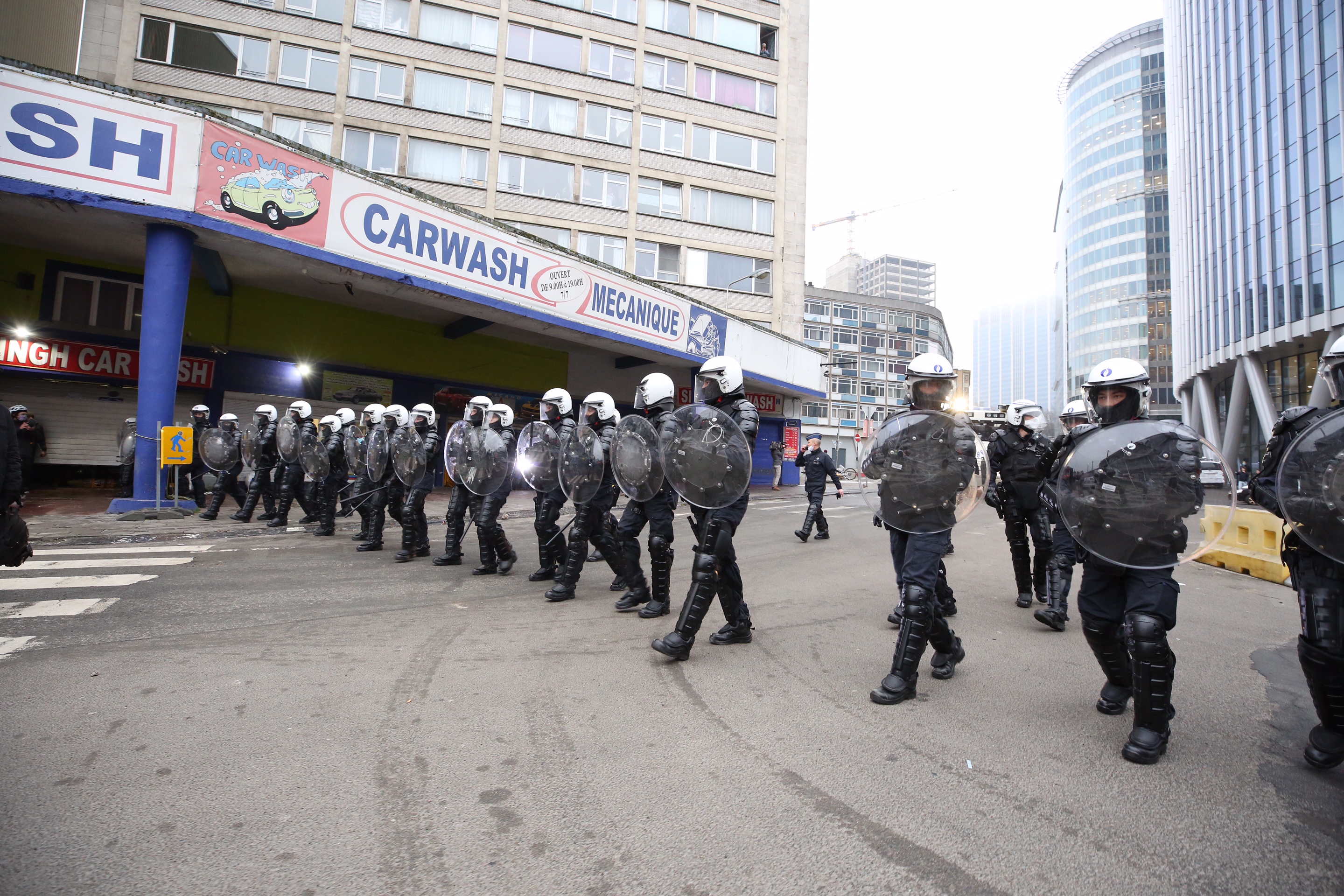 Neredi u Briselu: Demonstranti zapalili ulaz policijske stanice i policijsko vozilo