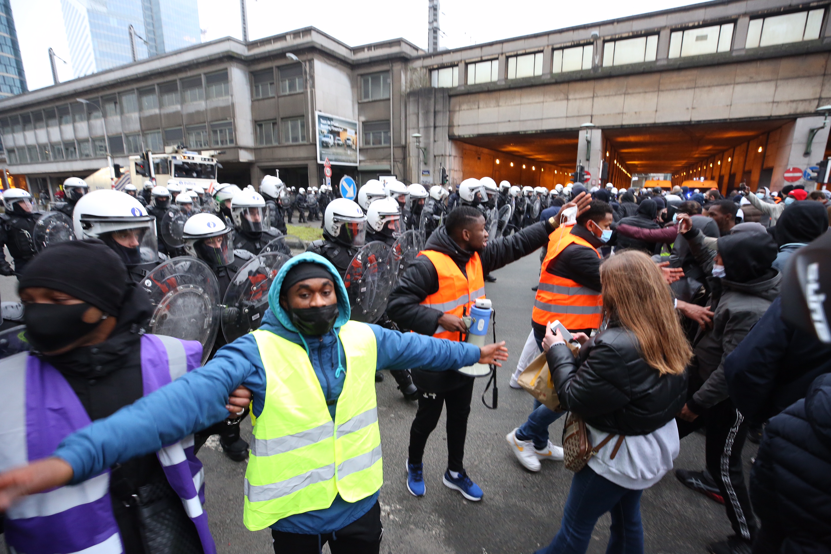 Neredi u Briselu: Demonstranti zapalili ulaz policijske stanice i policijsko vozilo