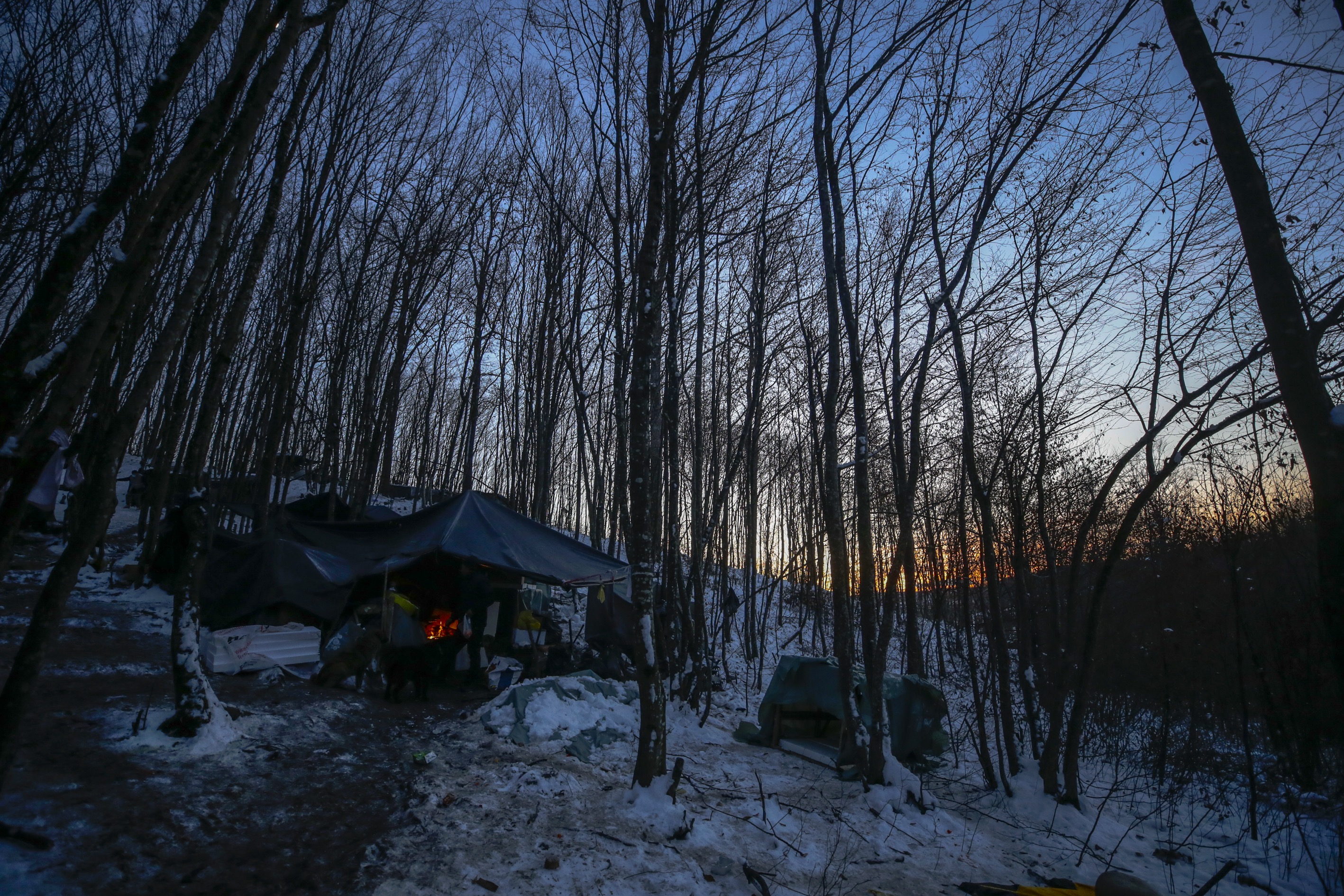 Život u improvizovanim kampovima kod Velike Kladuše: Zimom "okovani" migranti čekaju nastavak puta