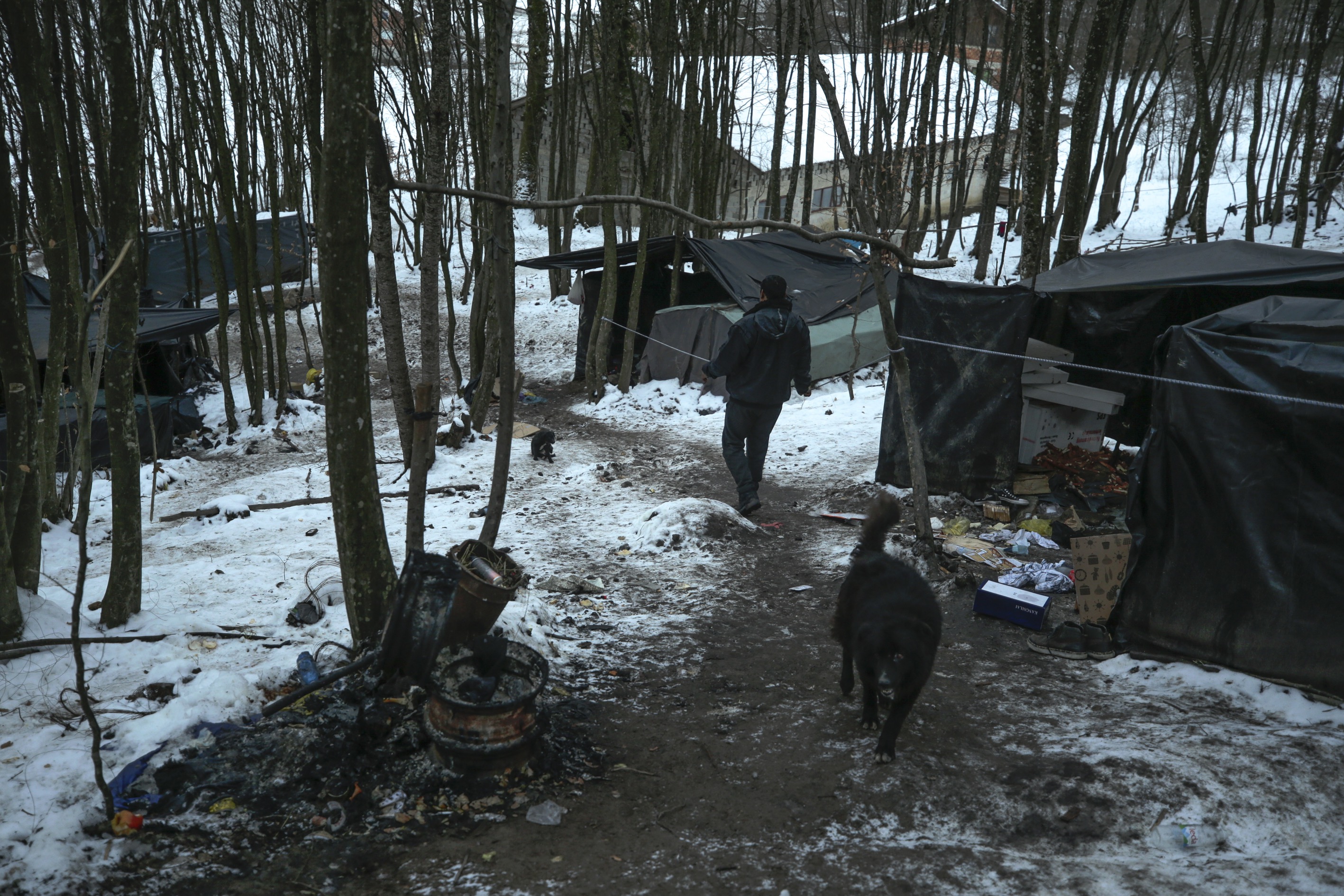 Život u improvizovanim kampovima kod Velike Kladuše: Zimom "okovani" migranti čekaju nastavak puta