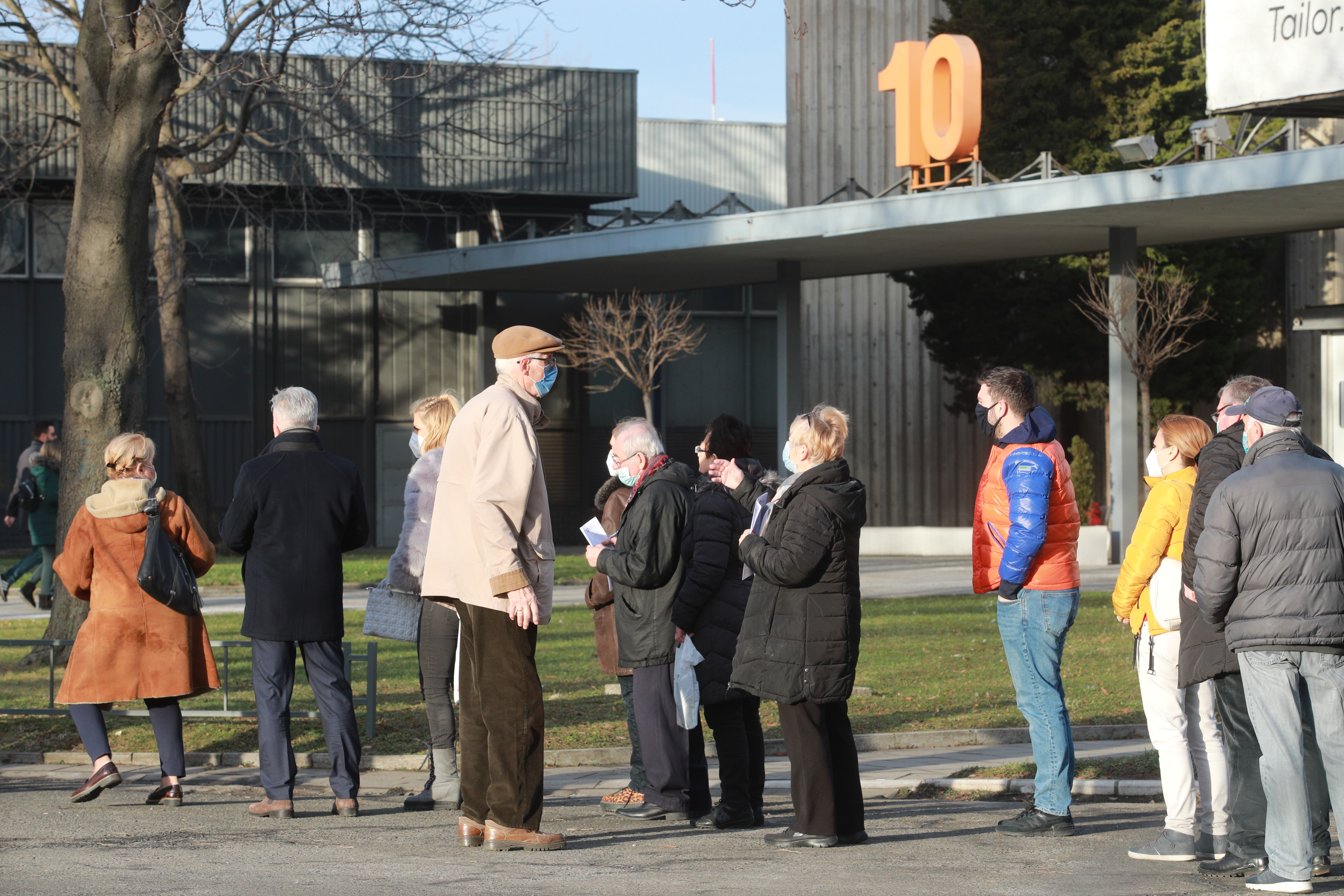 Beograd: Građani u redovima čekaju na vakcinaciju protiv koronavirusa