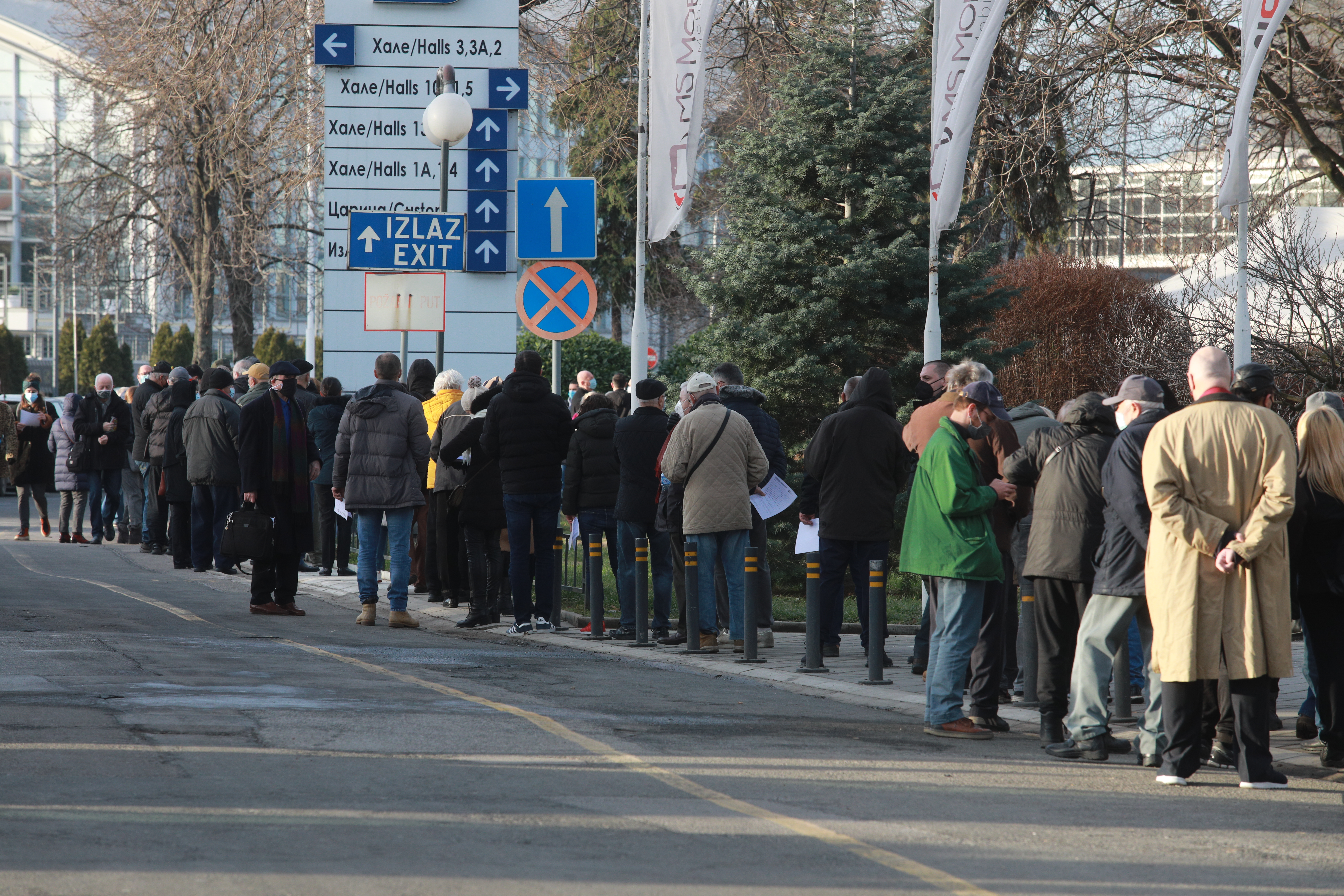 Beograd: Građani u redovima čekaju na vakcinaciju protiv koronavirusa