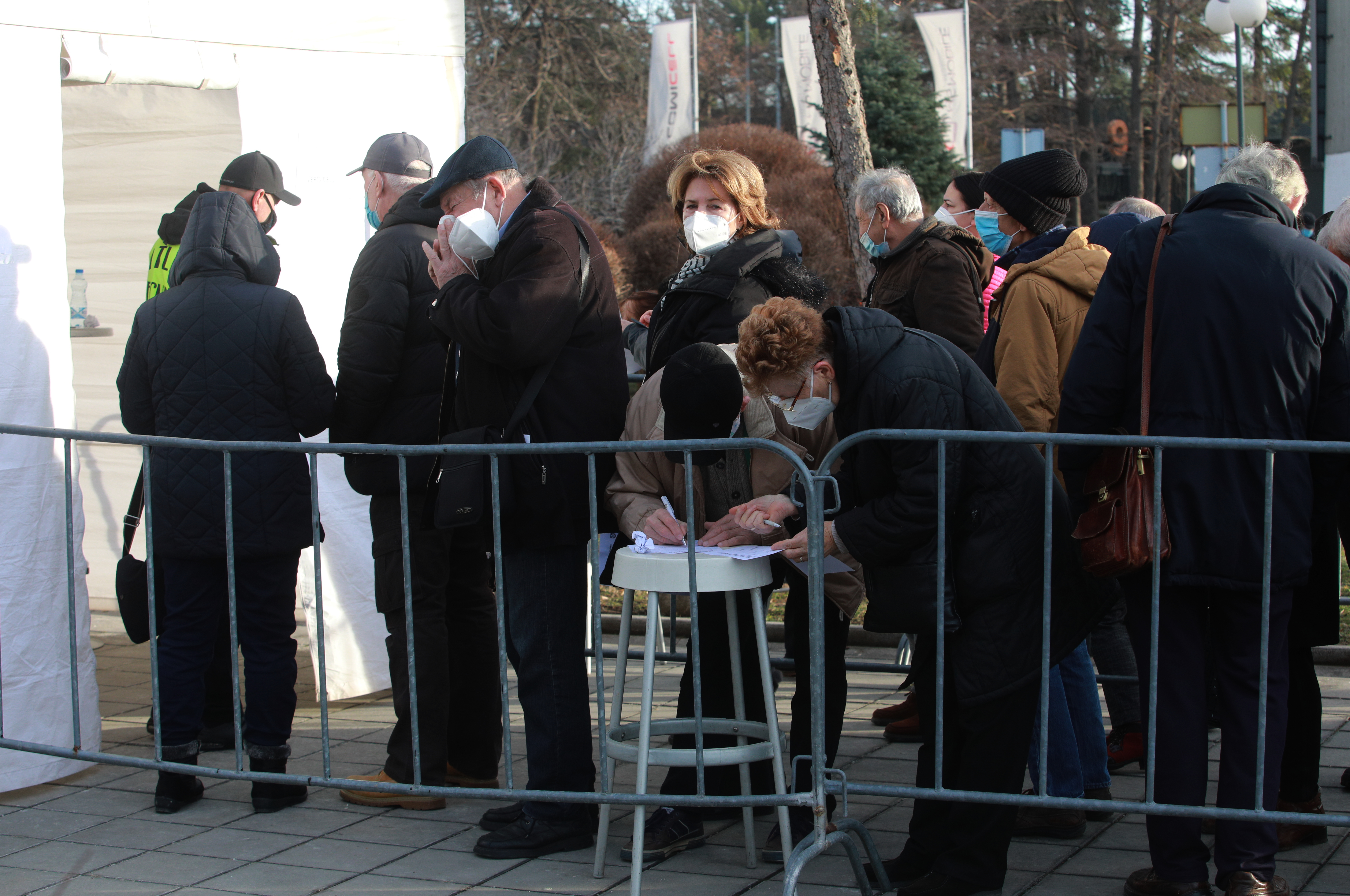 Beograd: Građani u redovima čekaju na vakcinaciju protiv koronavirusa