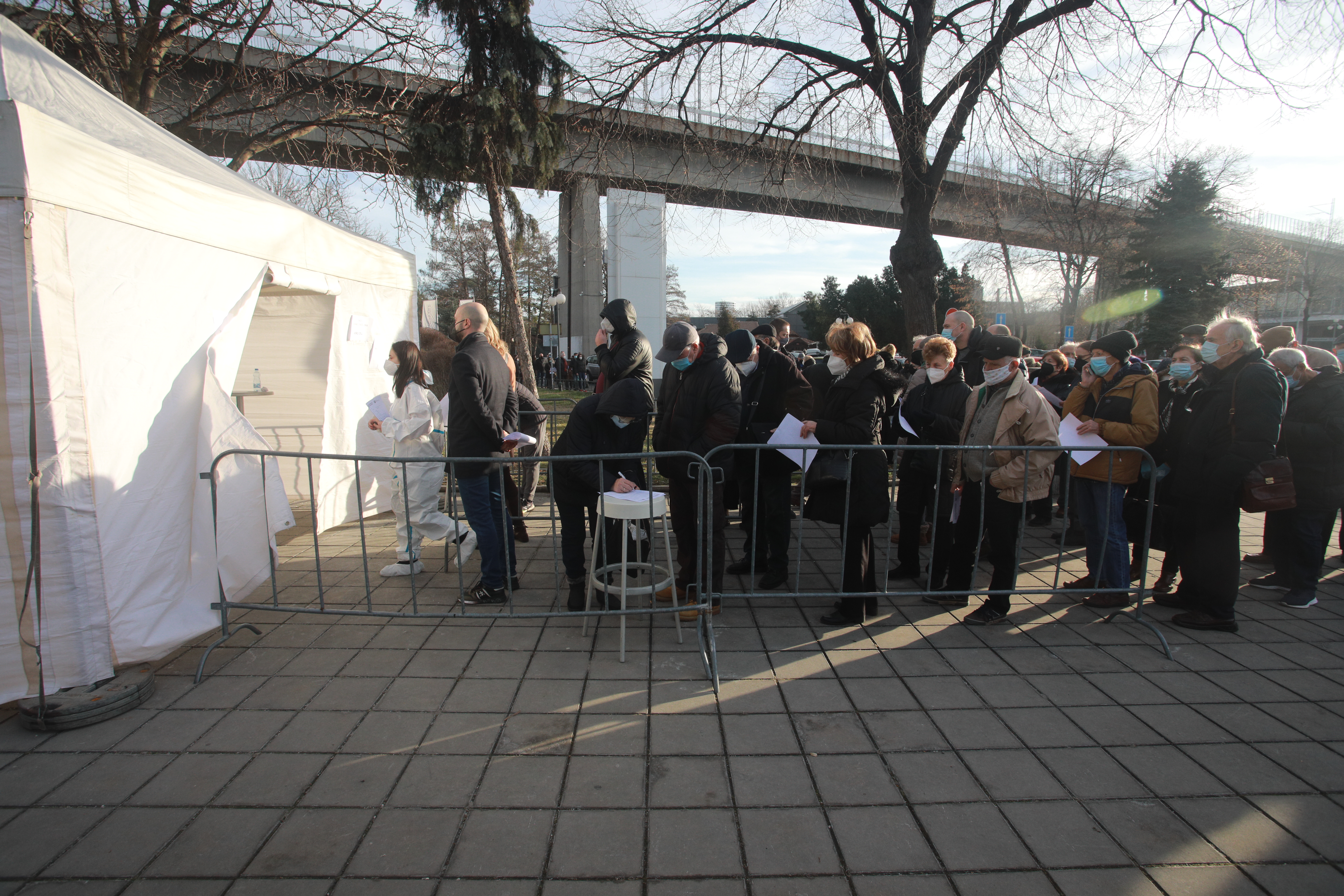 Beograd: Građani u redovima čekaju na vakcinaciju protiv koronavirusa