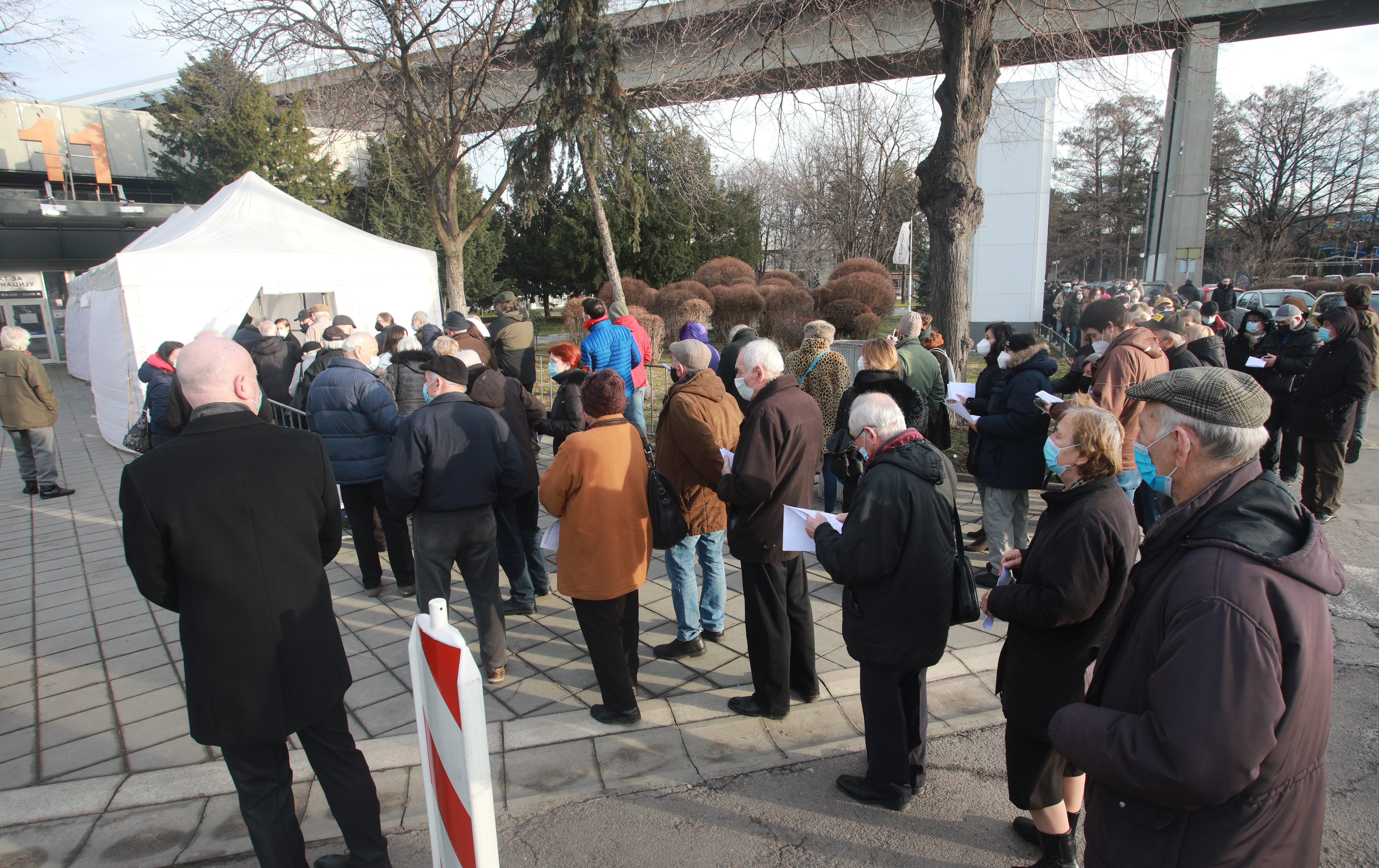 Beograd: Građani u redovima čekaju na vakcinaciju protiv koronavirusa