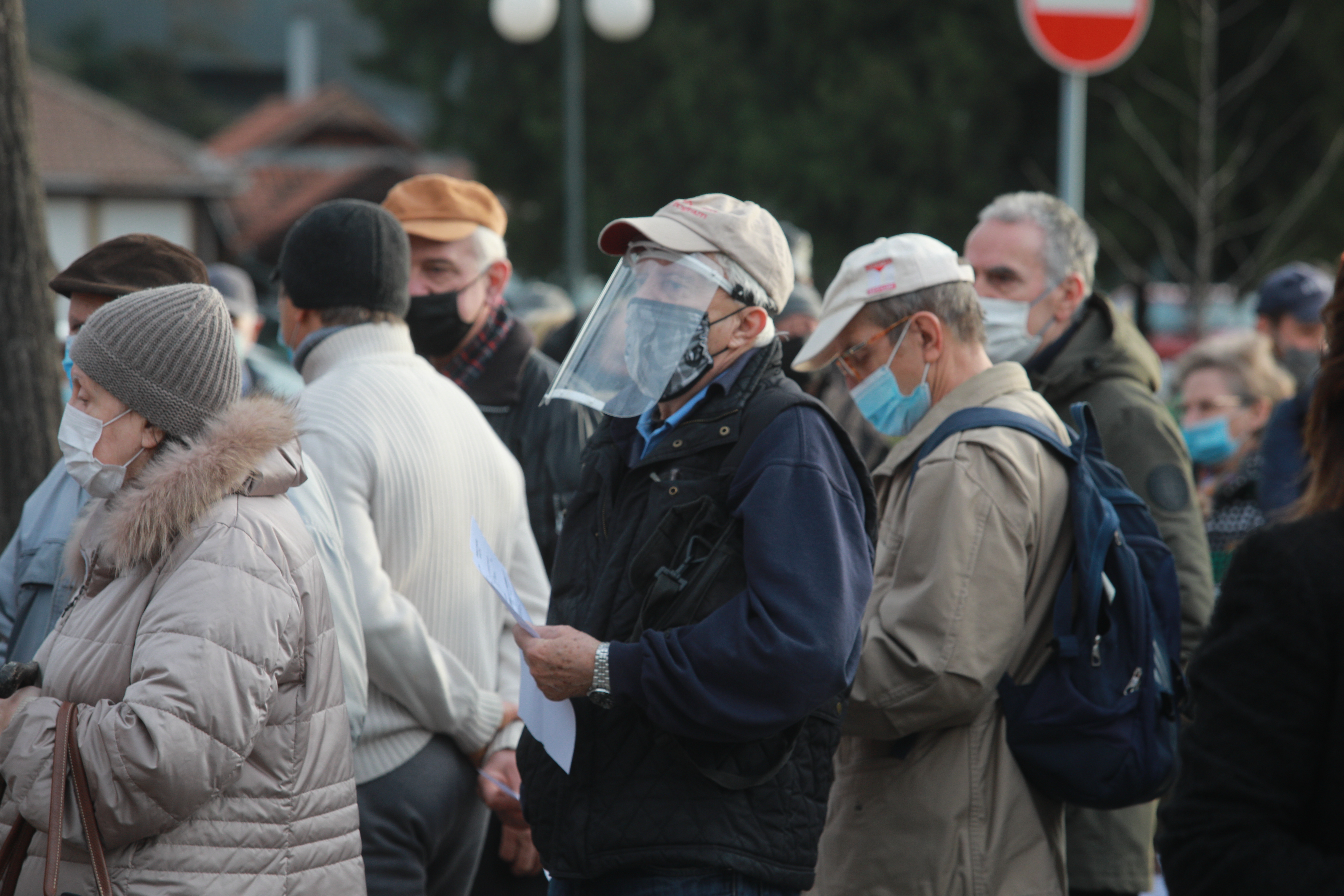 Beograd: Građani u redovima čekaju na vakcinaciju protiv koronavirusa