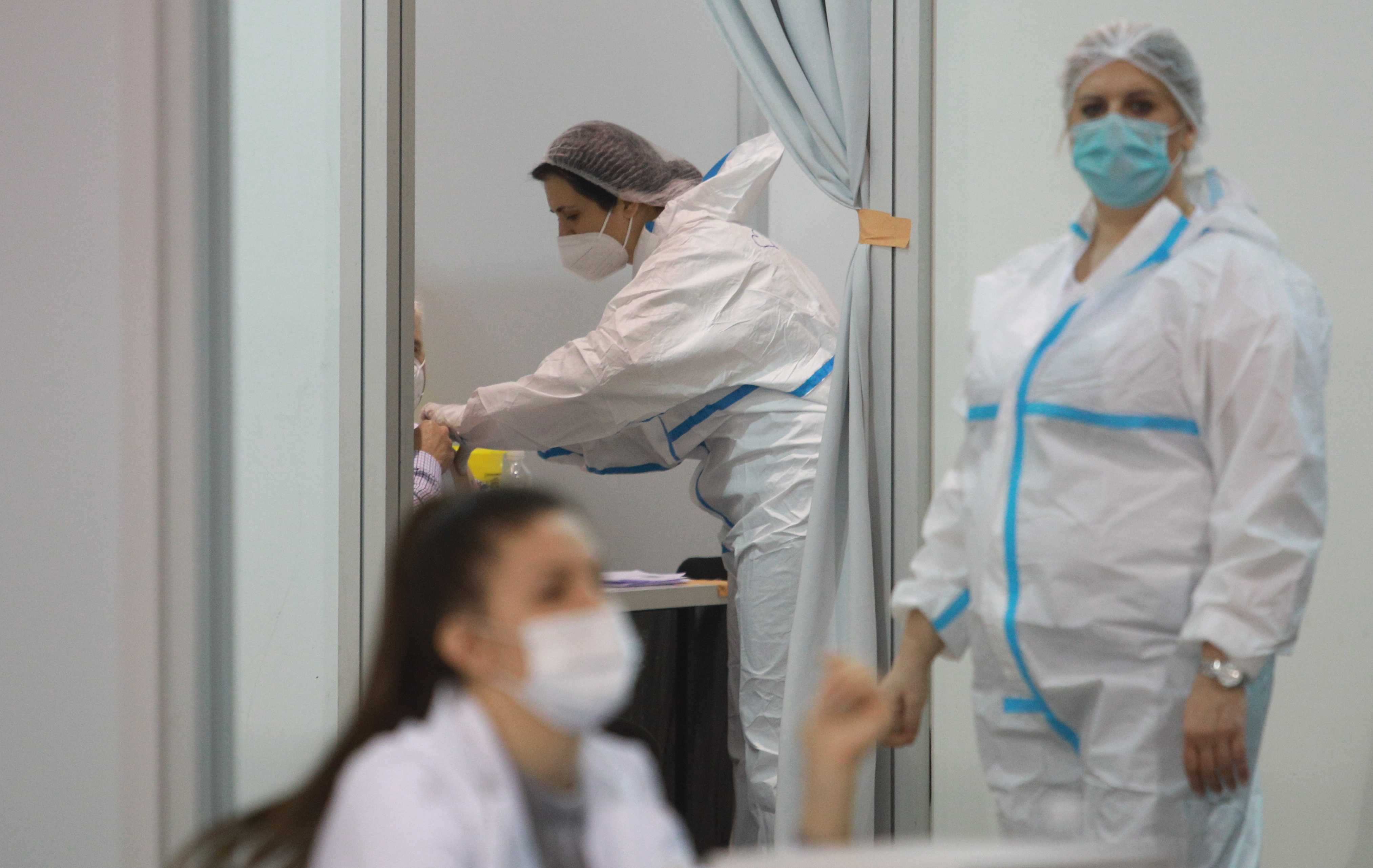 Beograd: Građani u redovima čekaju na vakcinaciju protiv koronavirusa