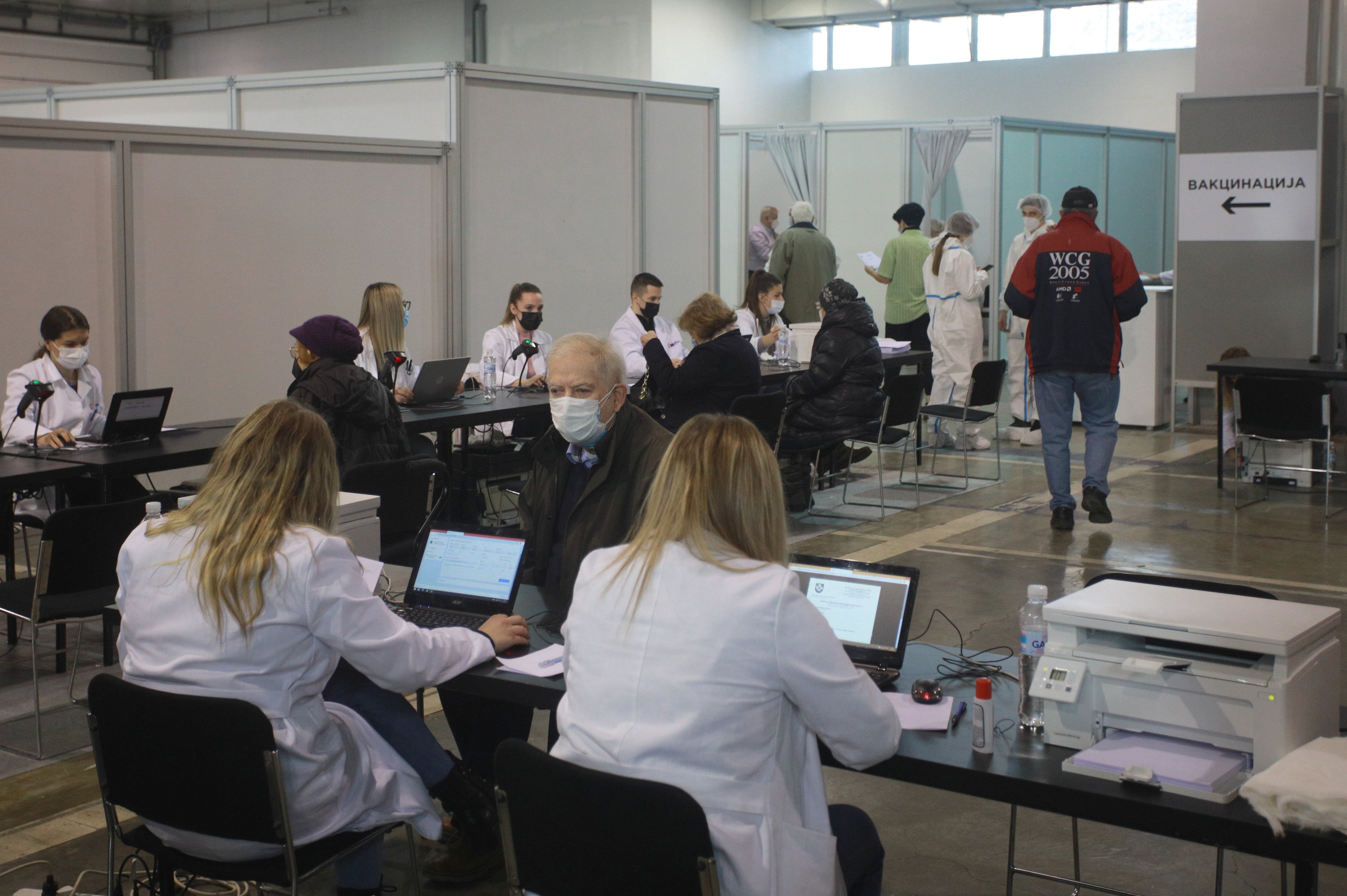 Beograd: Građani u redovima čekaju na vakcinaciju protiv koronavirusa