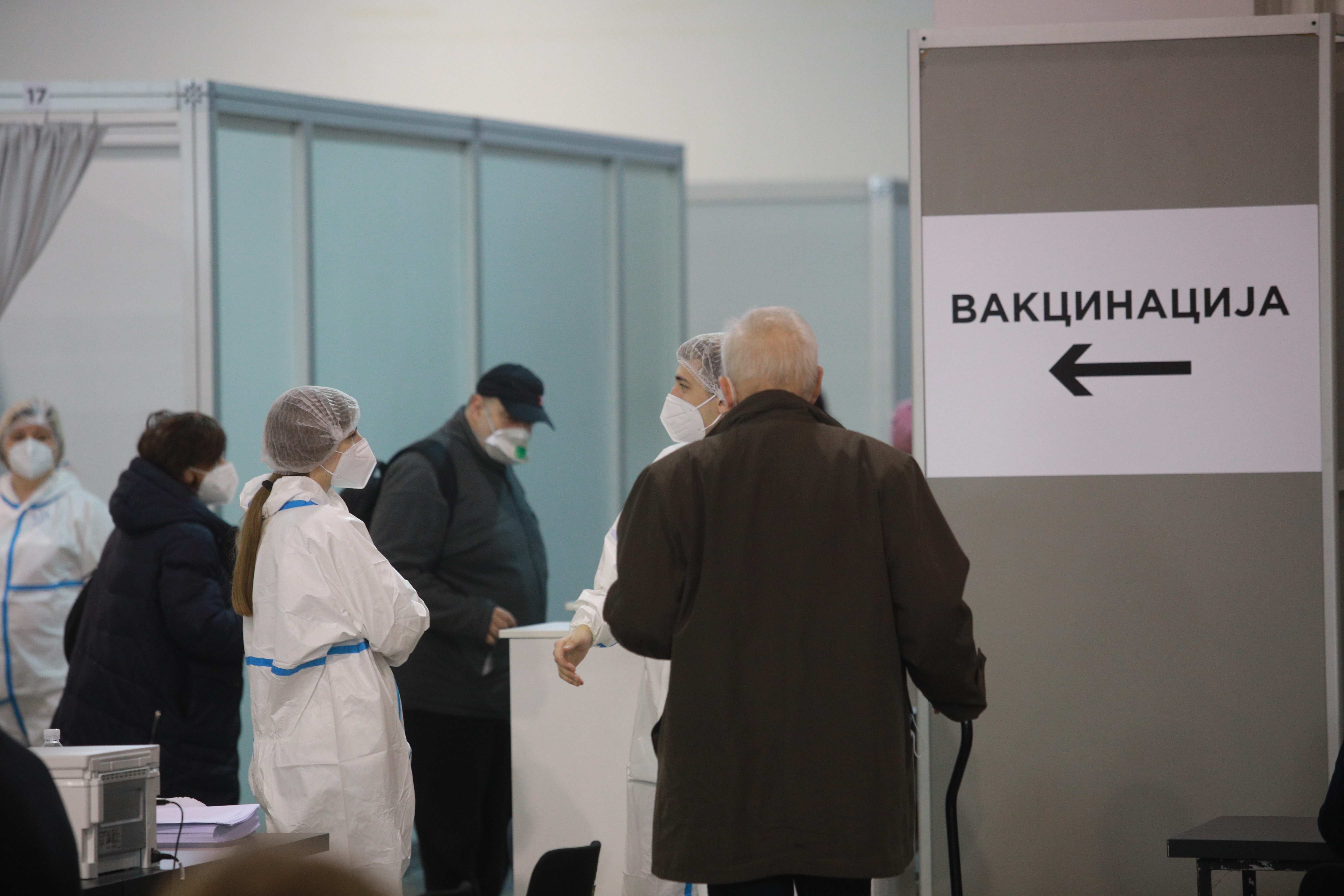 Beograd: Građani u redovima čekaju na vakcinaciju protiv koronavirusa