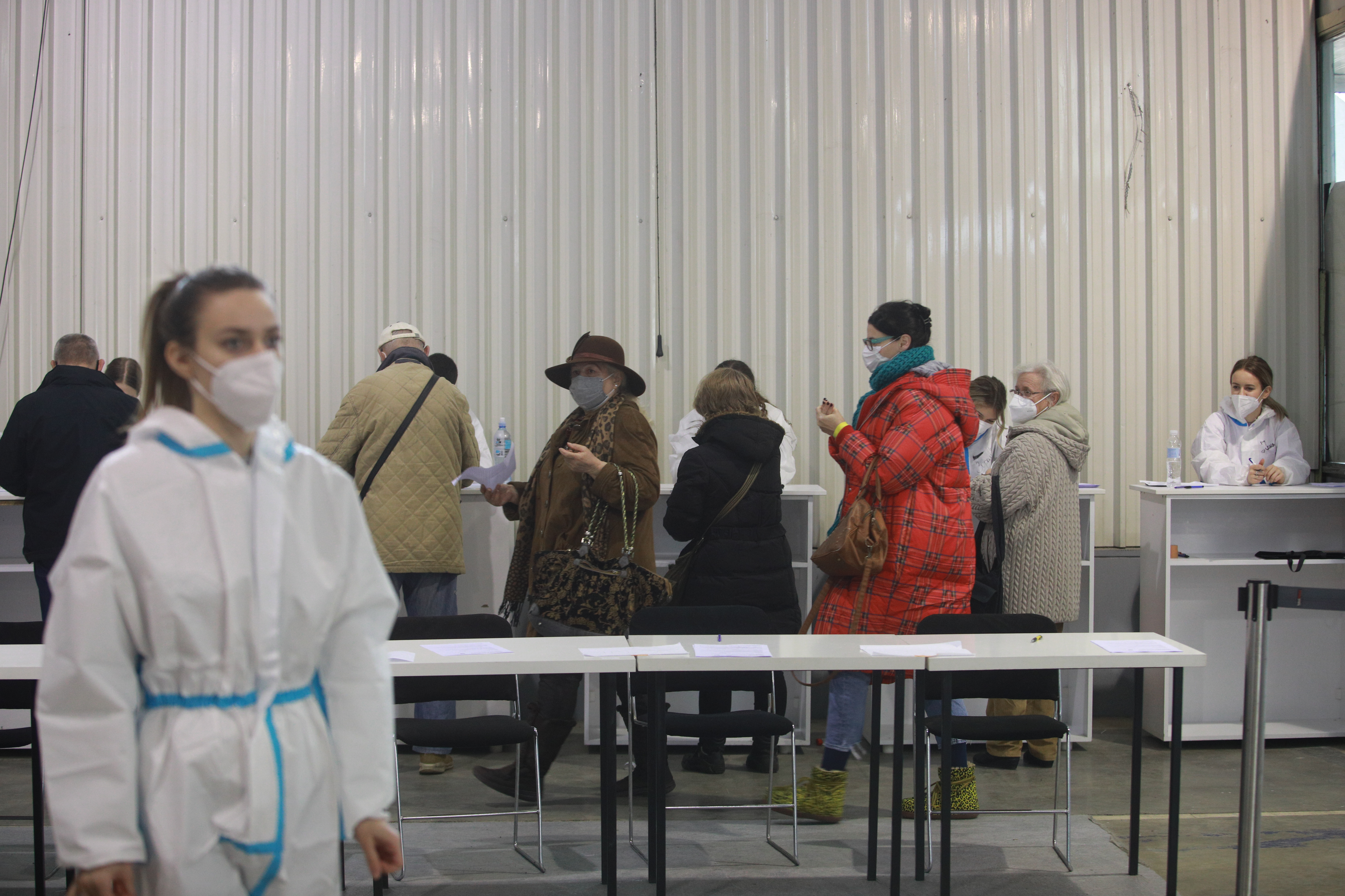 Beograd: Građani u redovima čekaju na vakcinaciju protiv koronavirusa