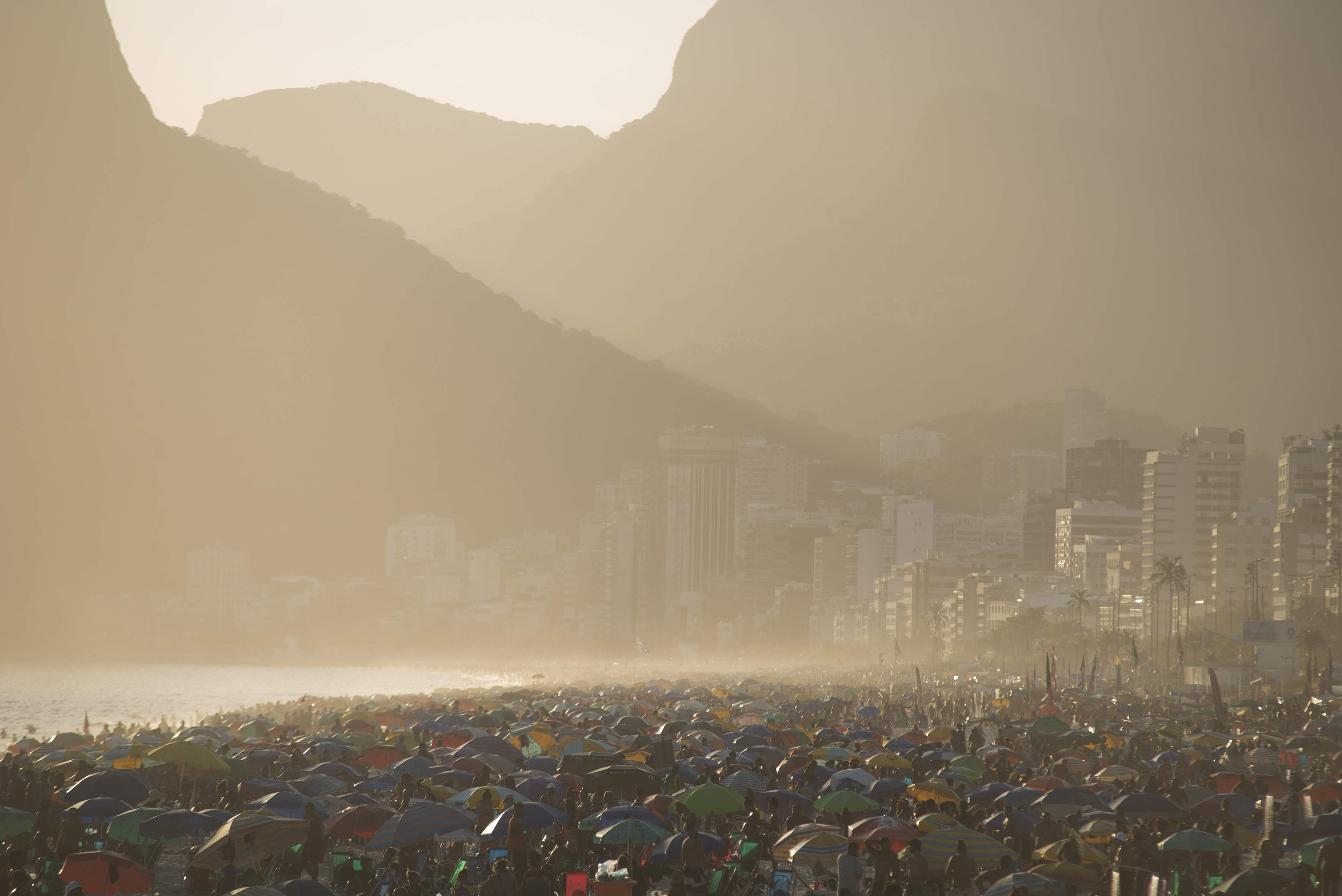 Brazil: Hiljade ljudi na plaži u Rio de Janeiru traži spas od vrućine