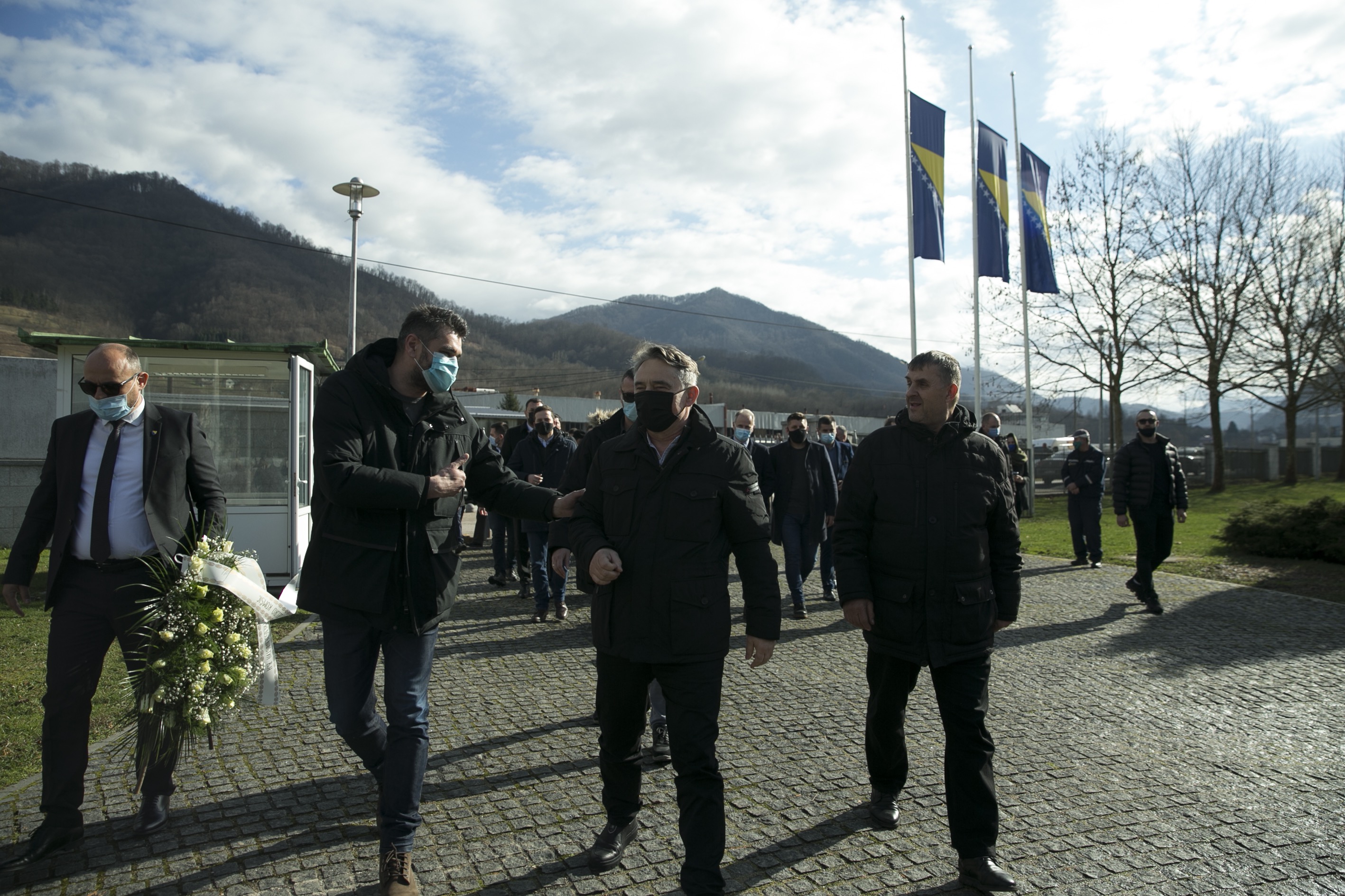 Potočari: Čelnici probosanskih stranaka odali počast žrtvama genocida u Srebrenici