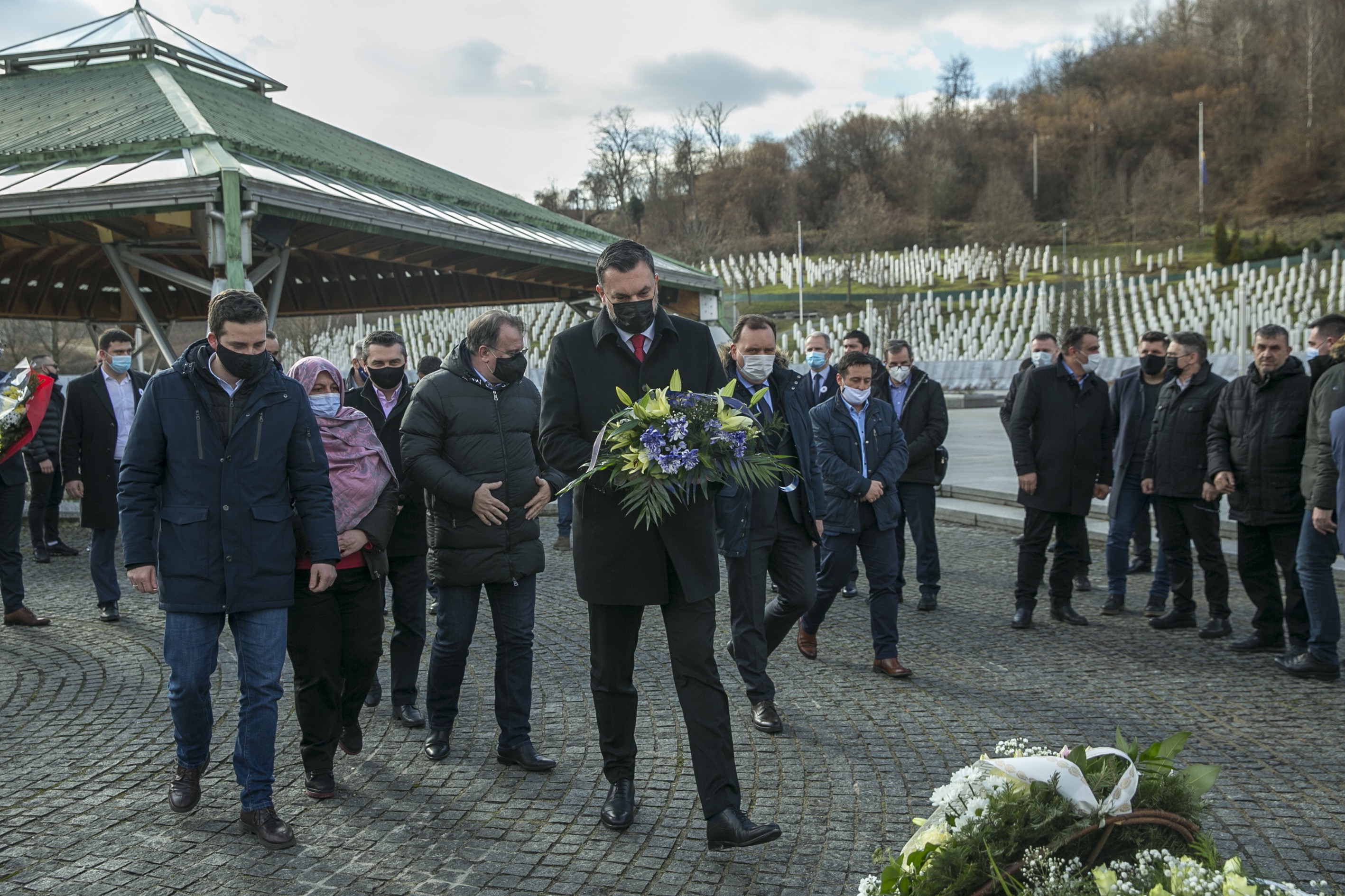 Potočari: Čelnici probosanskih stranaka odali počast žrtvama genocida u Srebrenici