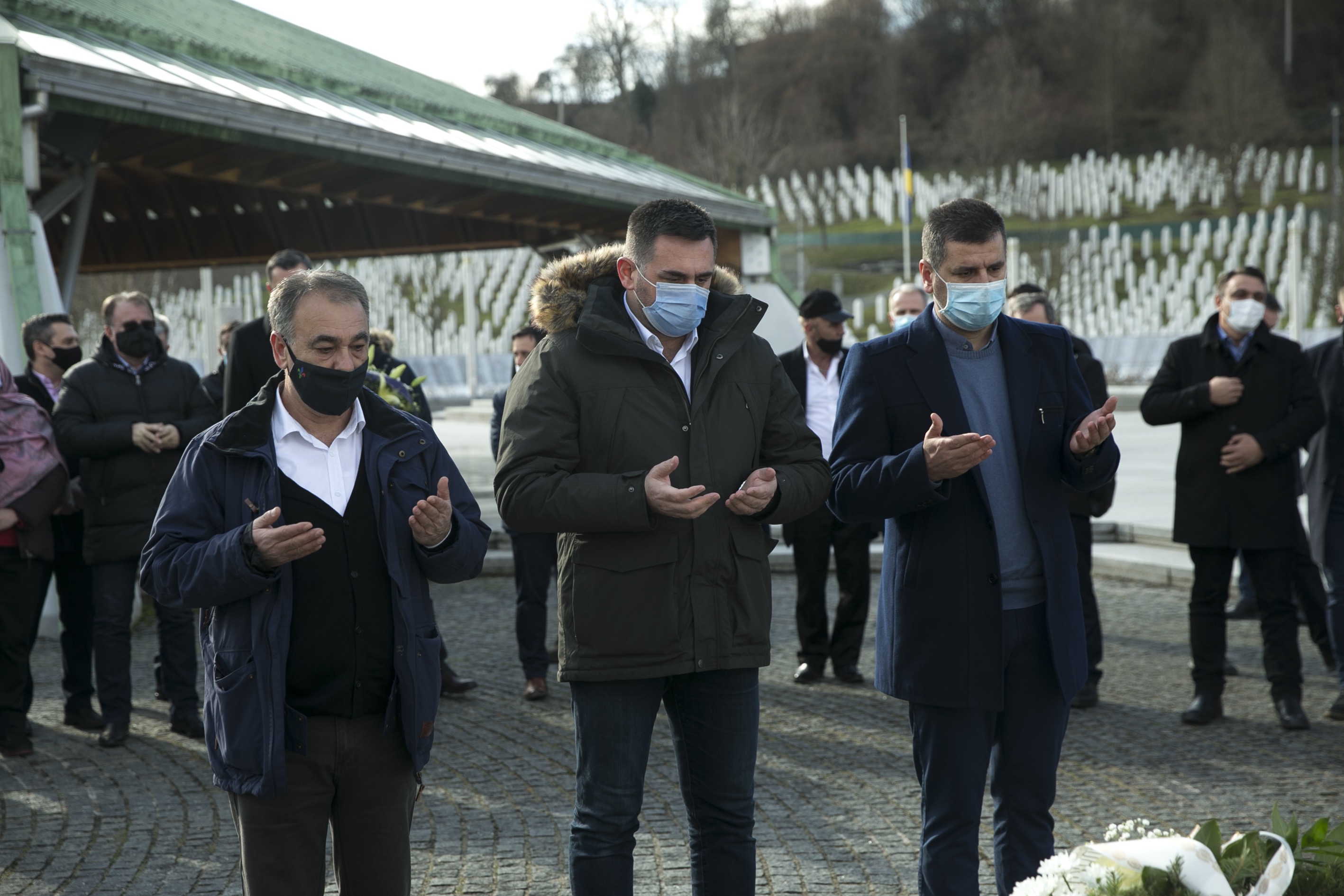 Potočari: Čelnici probosanskih stranaka odali počast žrtvama genocida u Srebrenici