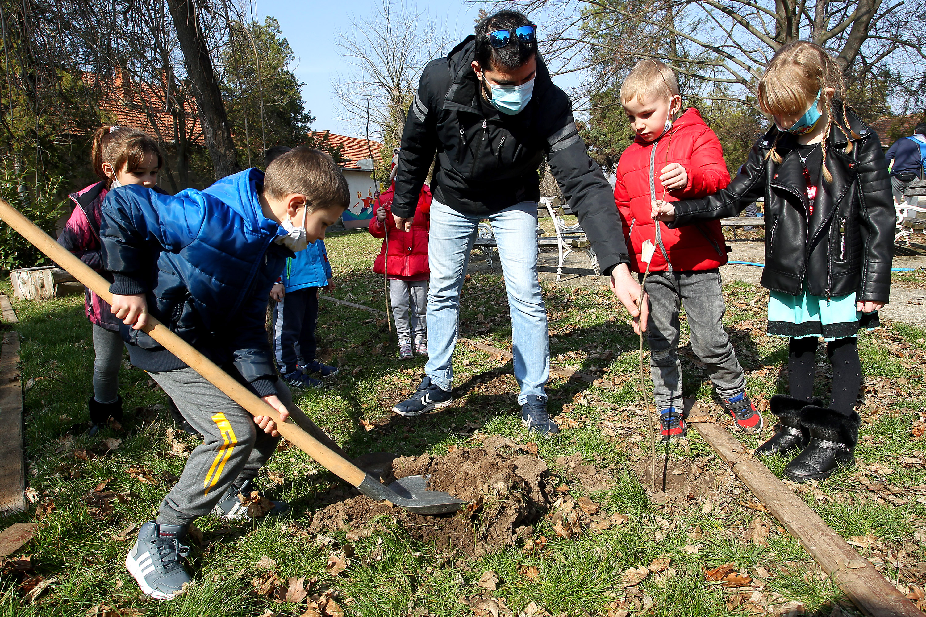 Srbija: Beli bagremovi za Đorđa Balaševića u dvorištu seoske škole kod Niša