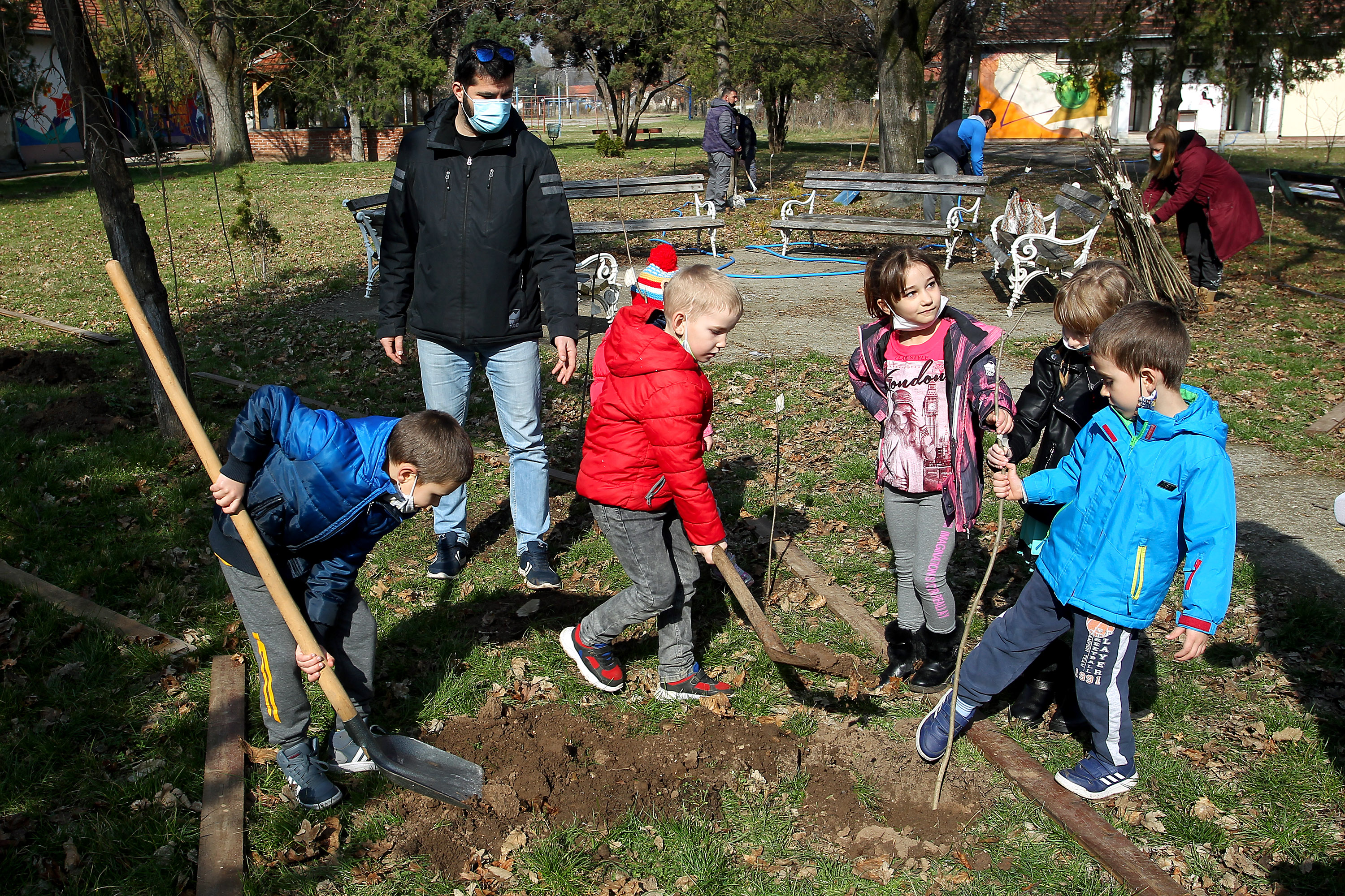 Srbija: Beli bagremovi za Đorđa Balaševića u dvorištu seoske škole kod Niša