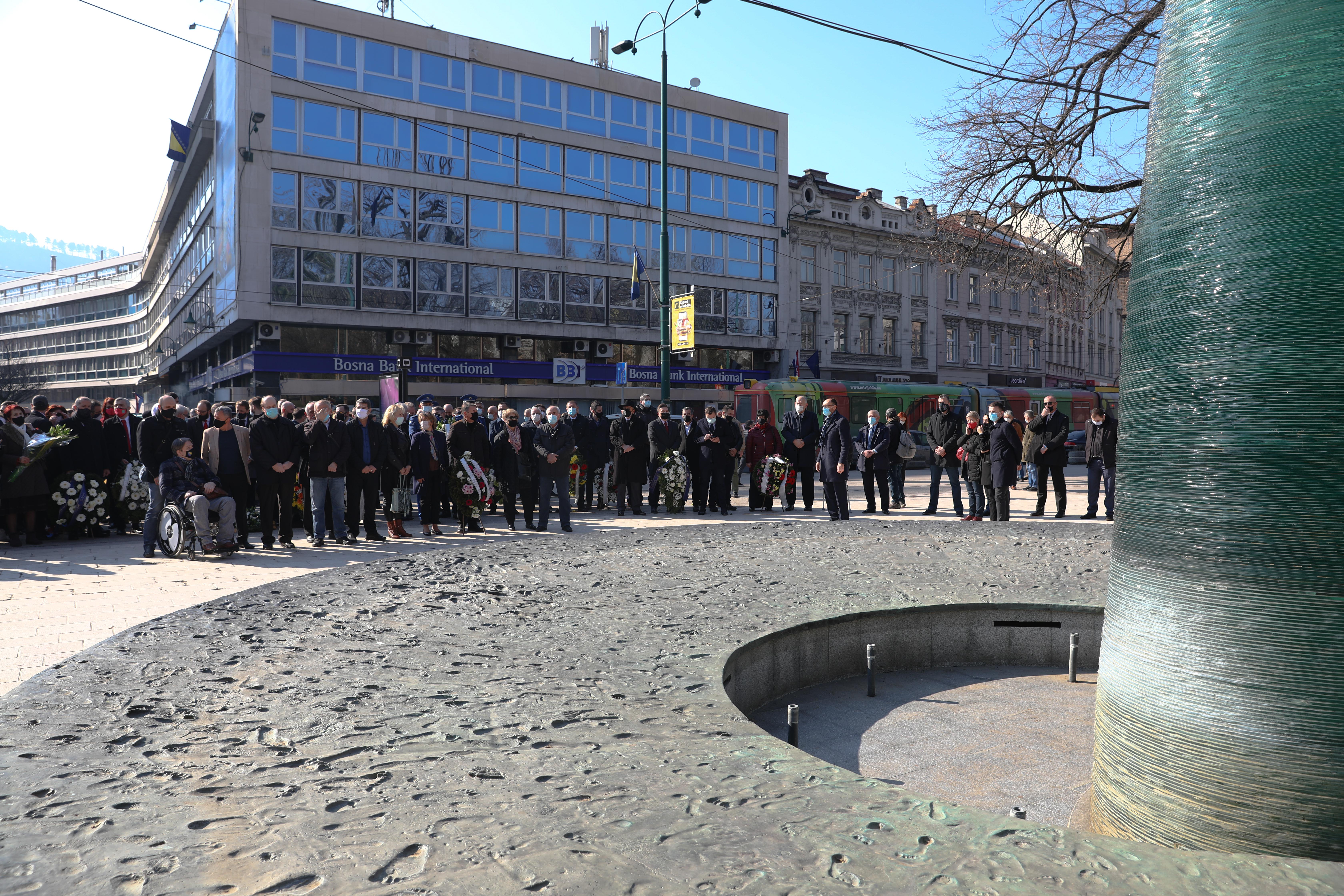 Dan nezavisnosti BiH: Položeno cvijeće na Spomen obilježje ubijenoj djeci opkoljenog Sarajeva