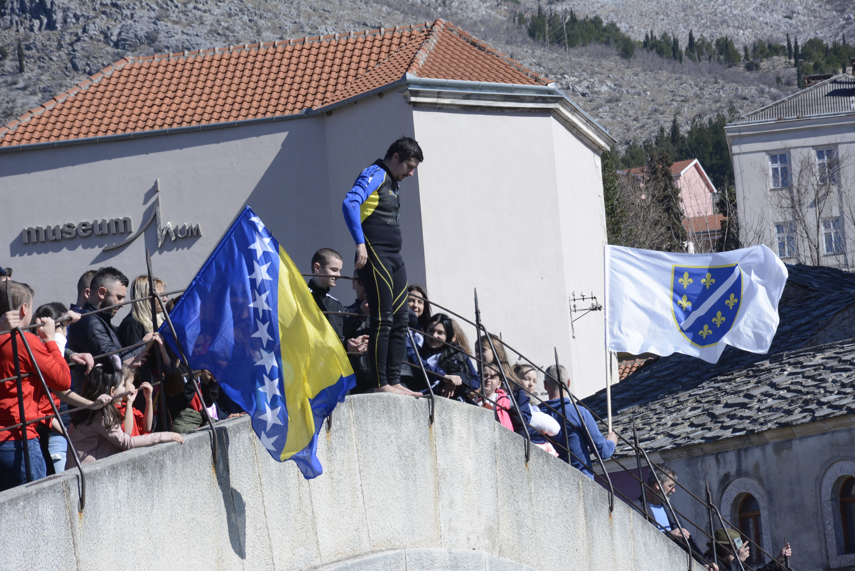 Mostar: Skok sa Starog mosta u čast Dana nezavisnosti BiH