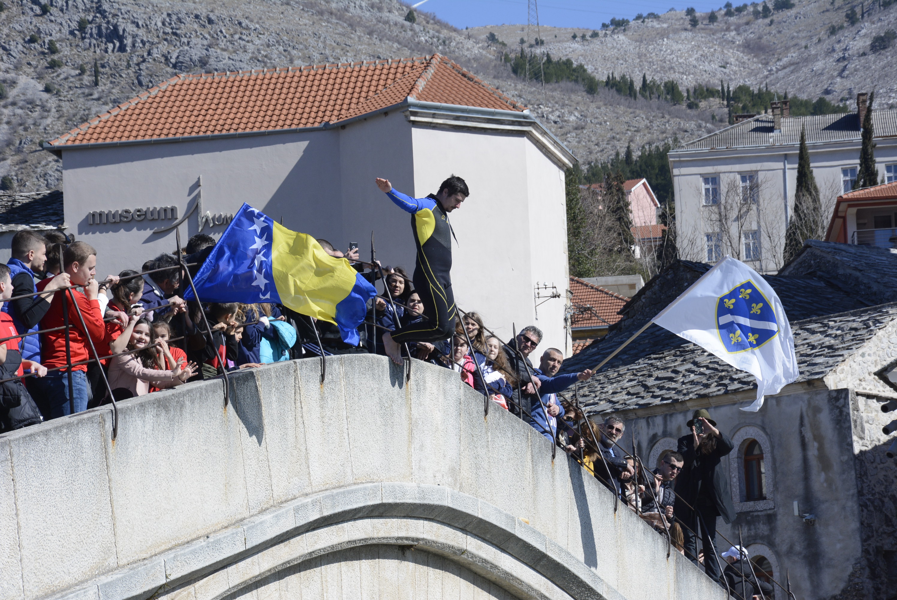 Mostar: Skok sa Starog mosta u čast Dana nezavisnosti BiH
