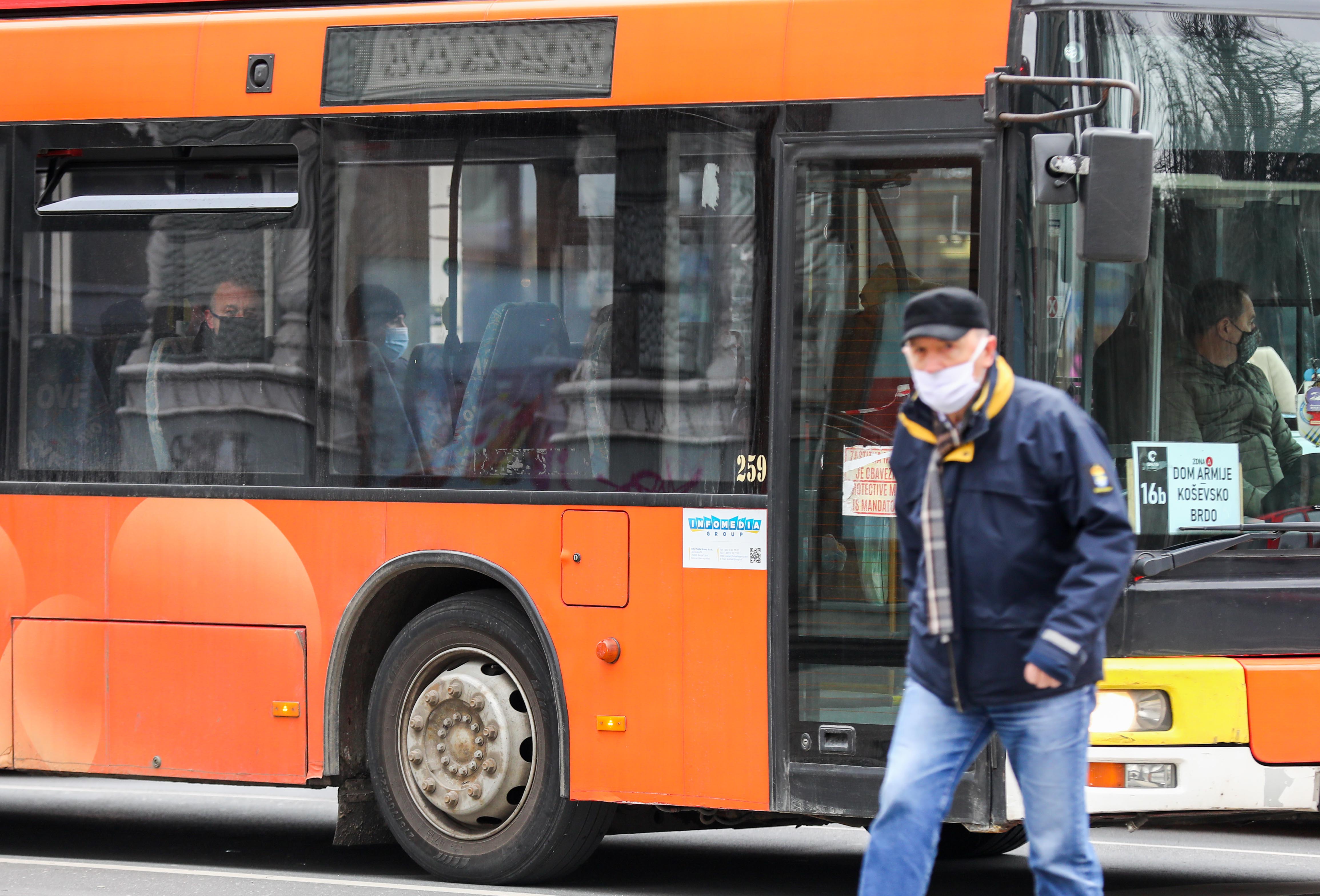 Sarajevo: Građani uglavnom nose maske i poštuju mjere, na ulicama i policijske patrole koje ih na to upozoravaju