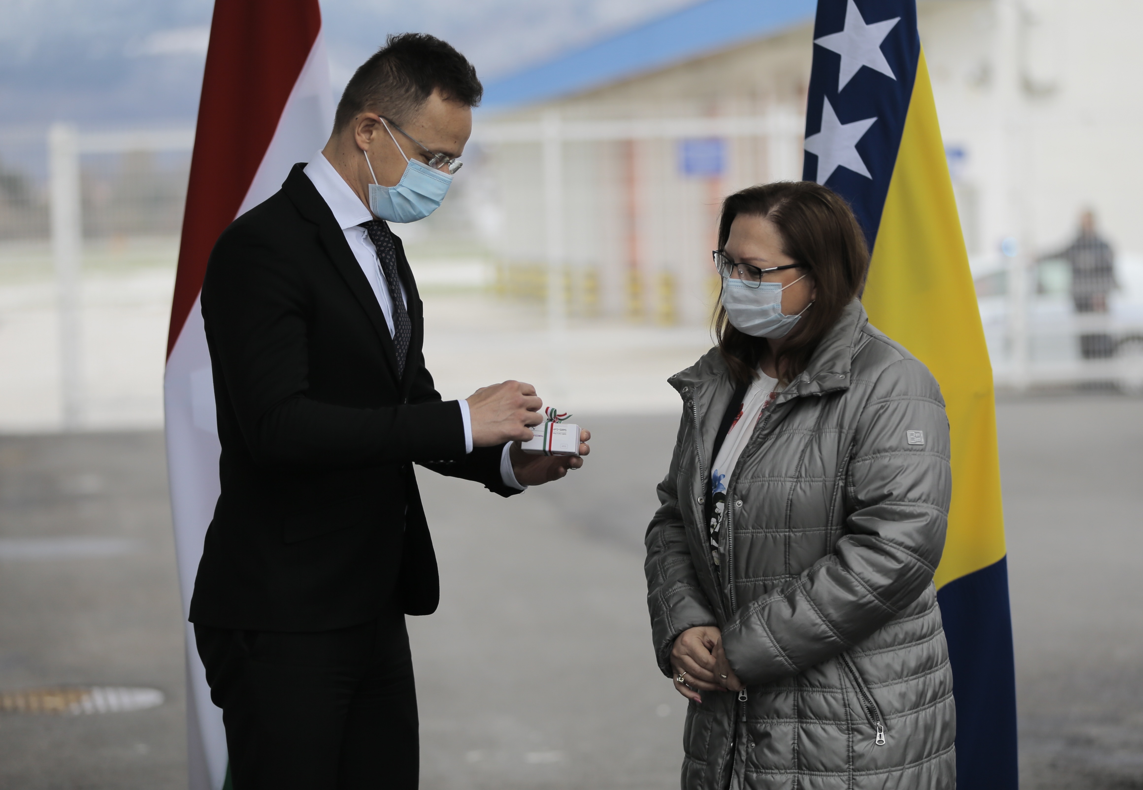 Mađarski ministar Sijarto započeo posjetu BiH, uručio donaciju PCR testova