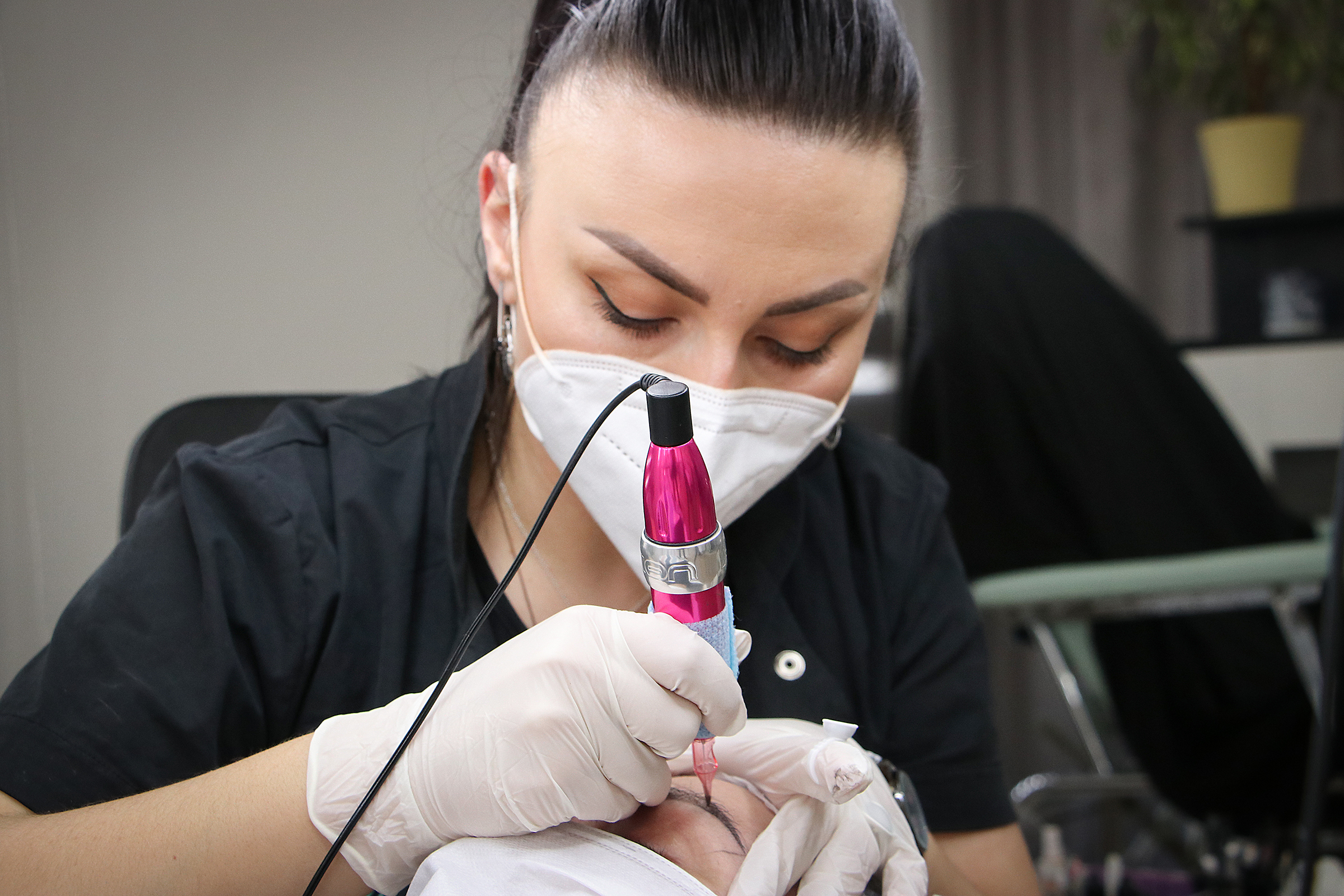 Vraća samopouzdanje: Prijedorčanka Tanja Tramošljanin šminka onkološke pacijentice